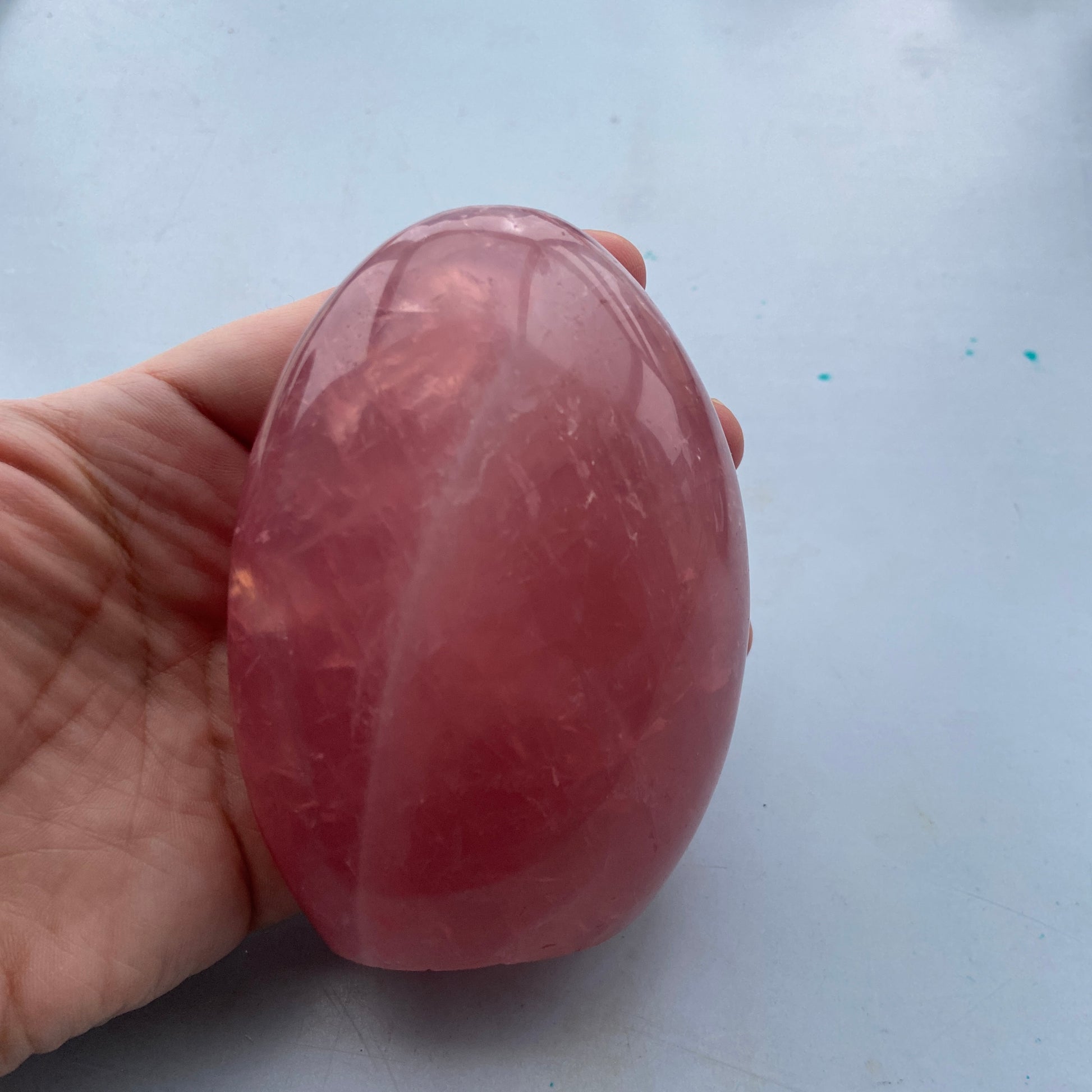 Rosakvarts freeform med varm og beroligende energi.