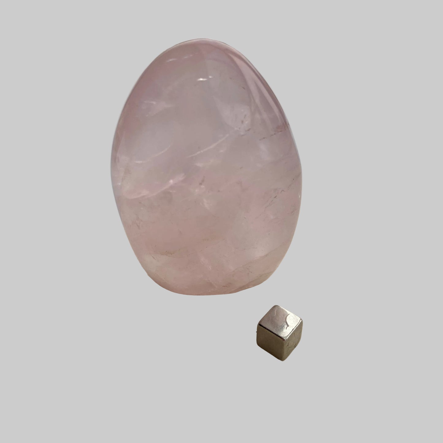 Rosakvarts freeform med blid og kærlig energi.