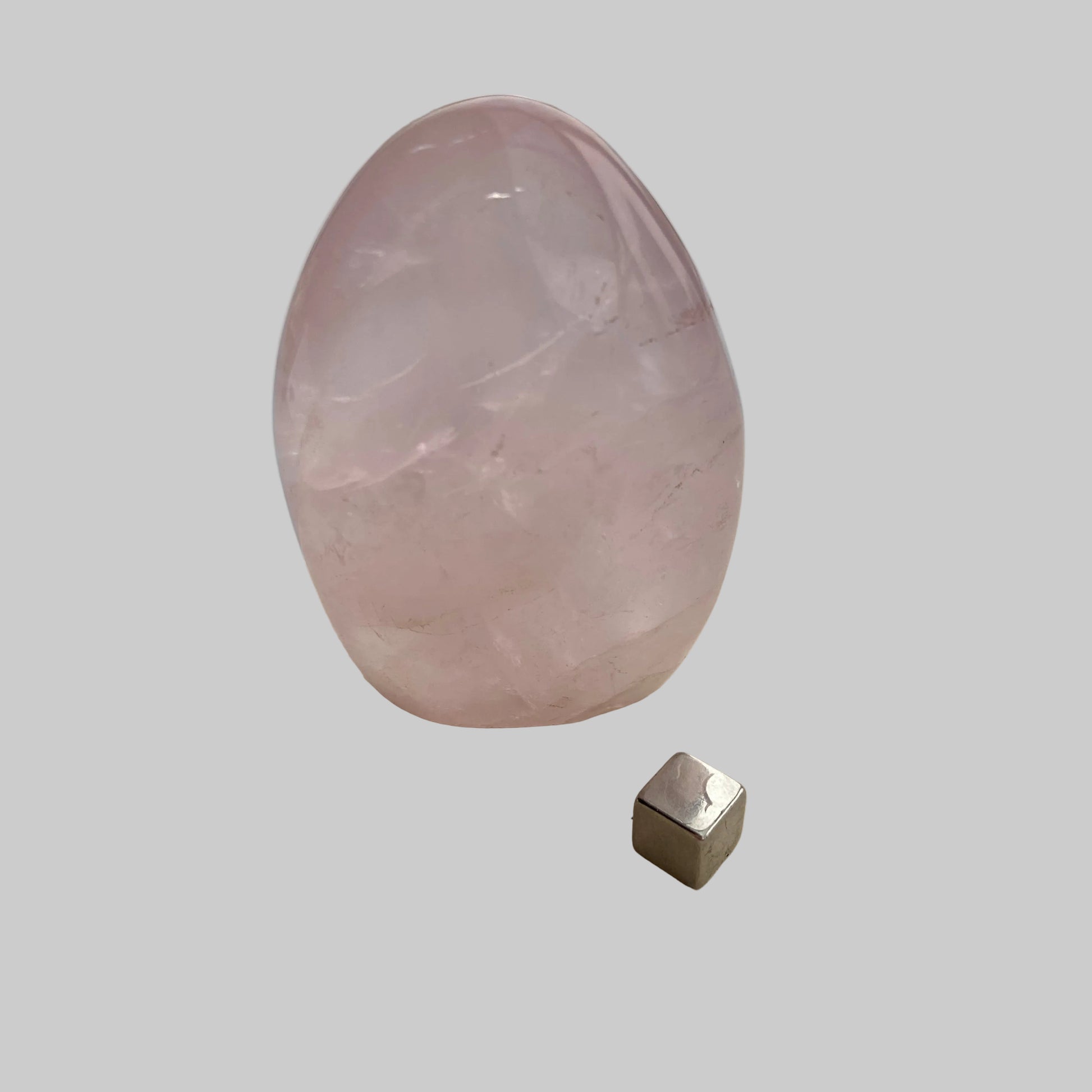 Rosakvarts freeform med blid og kærlig energi.