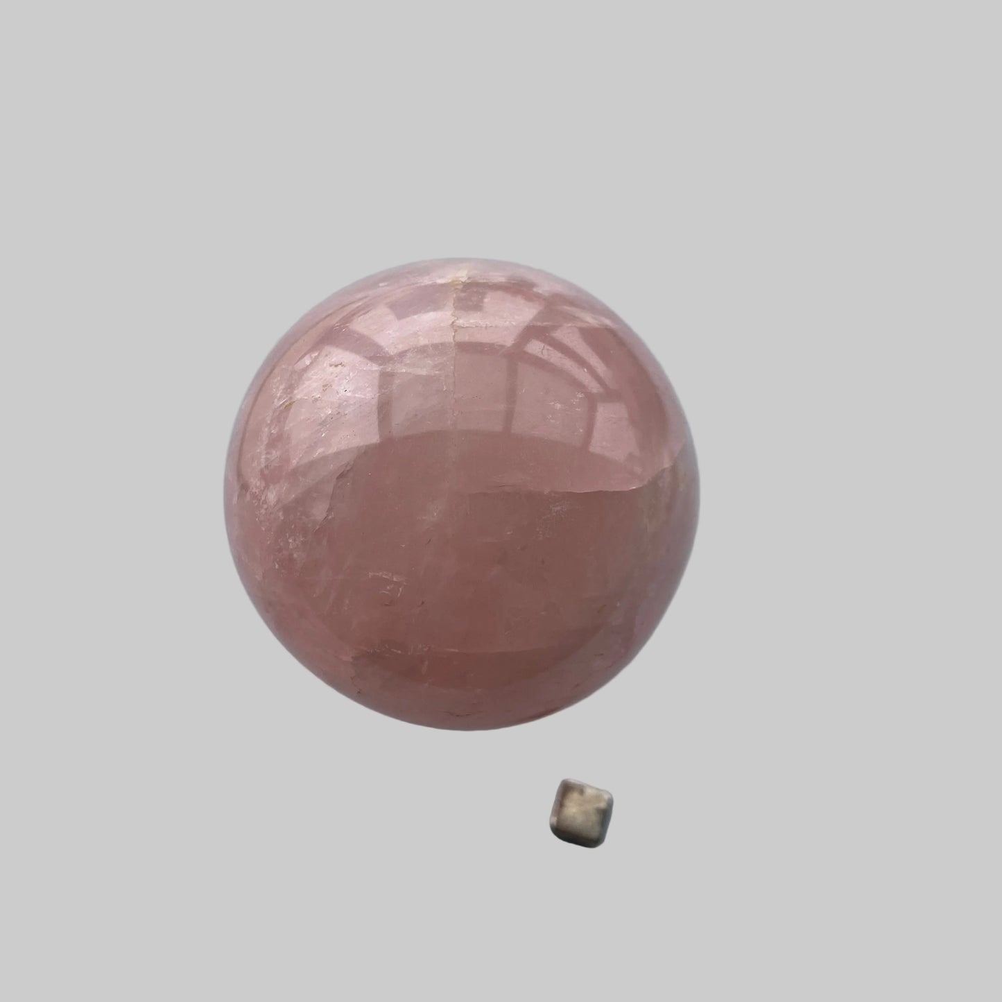 Rosakvarts kugle der aktiverer hjertechakraet.