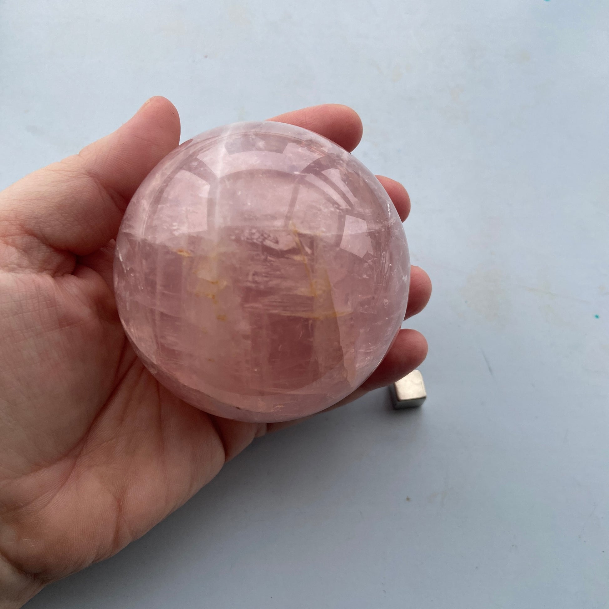 Rosakvarts kugle der skaber indre ro og tryghed.