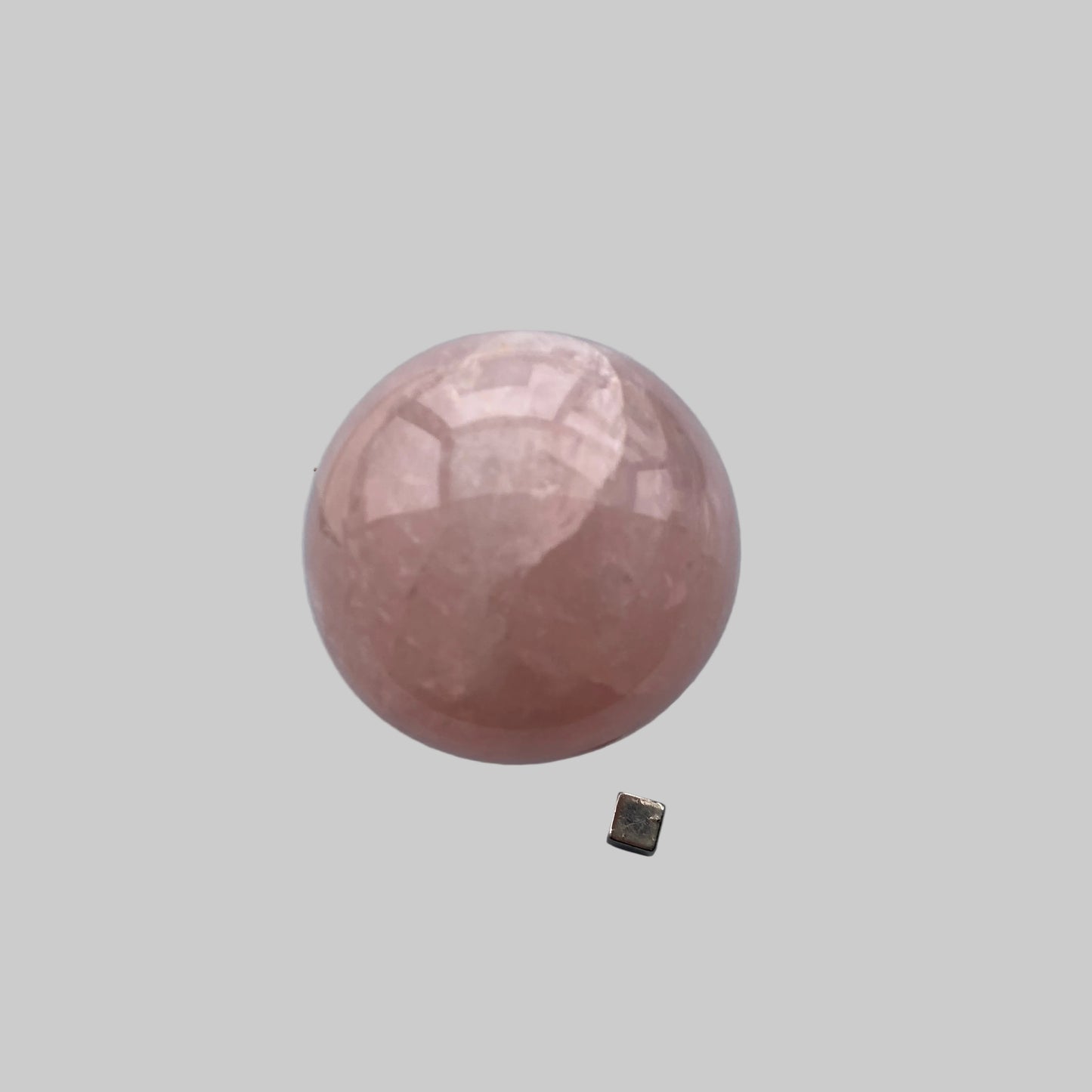 Rosakvarts kugle med ubetinget kærlighed og varme.