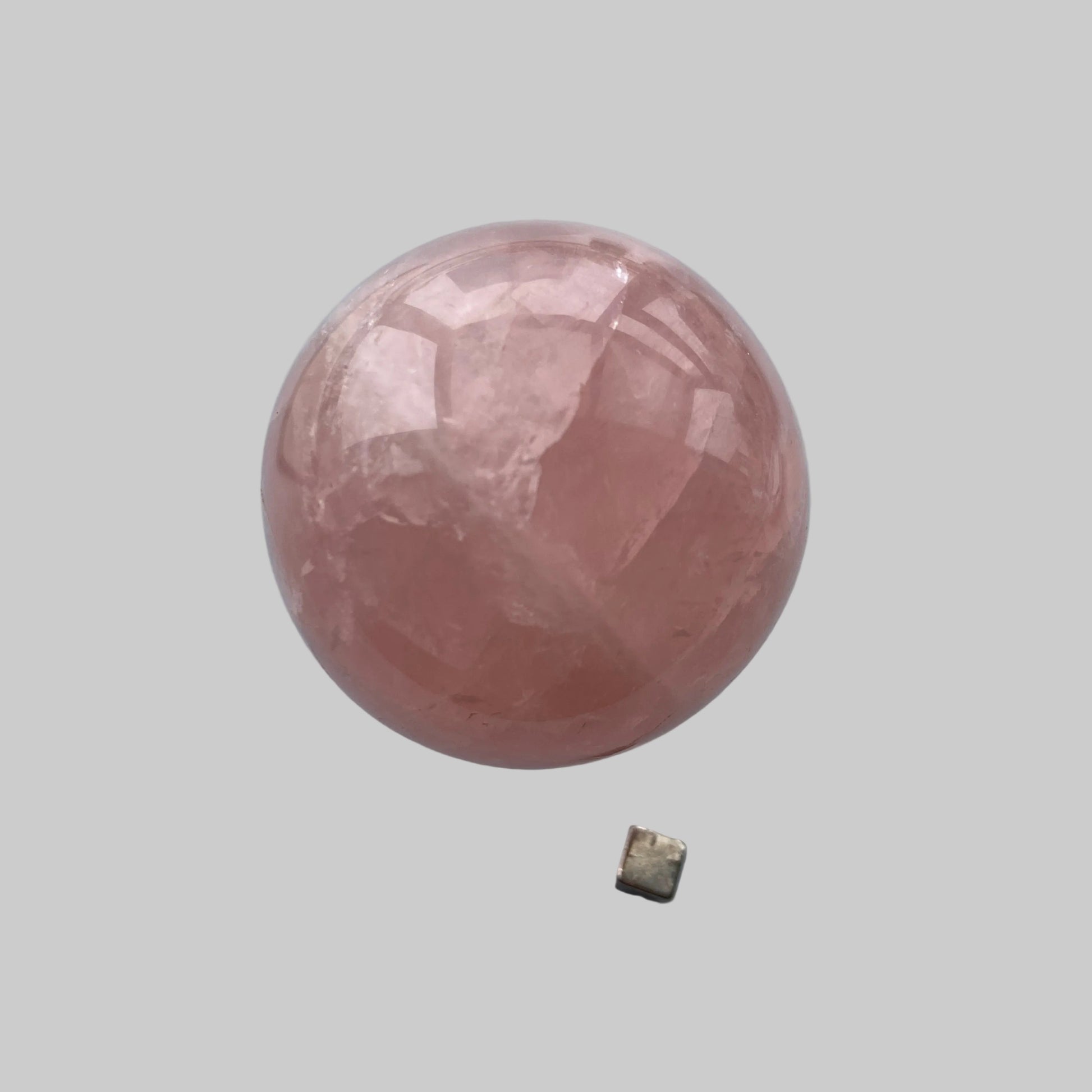 Rosakvarts kugle med blid og kærlig energi.