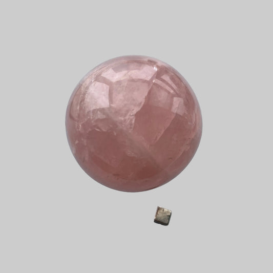 Rosakvarts kugle med blid og kærlig energi.