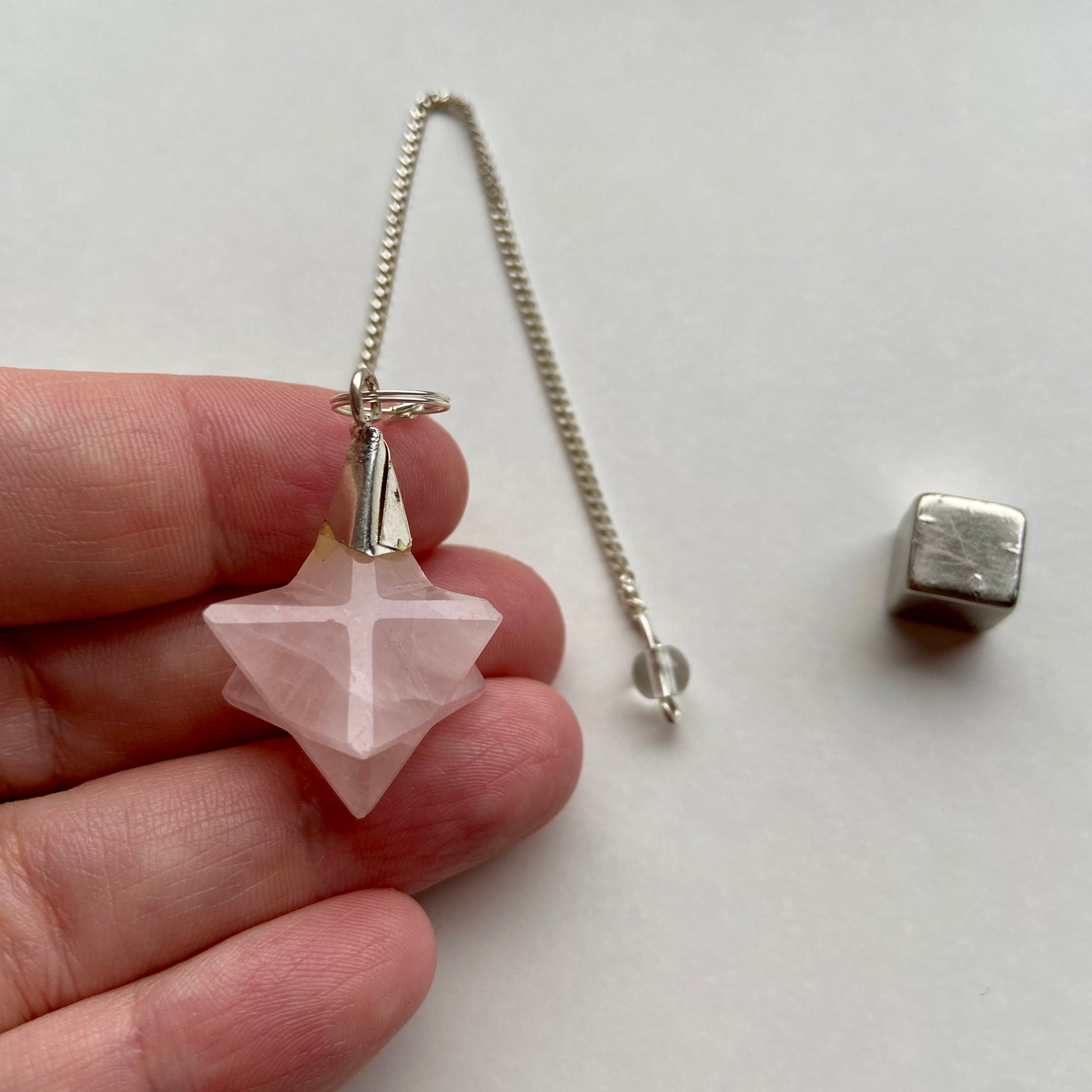 Rosakvarts merkaba pendul der styrker kærlighed og hjerteenergi.