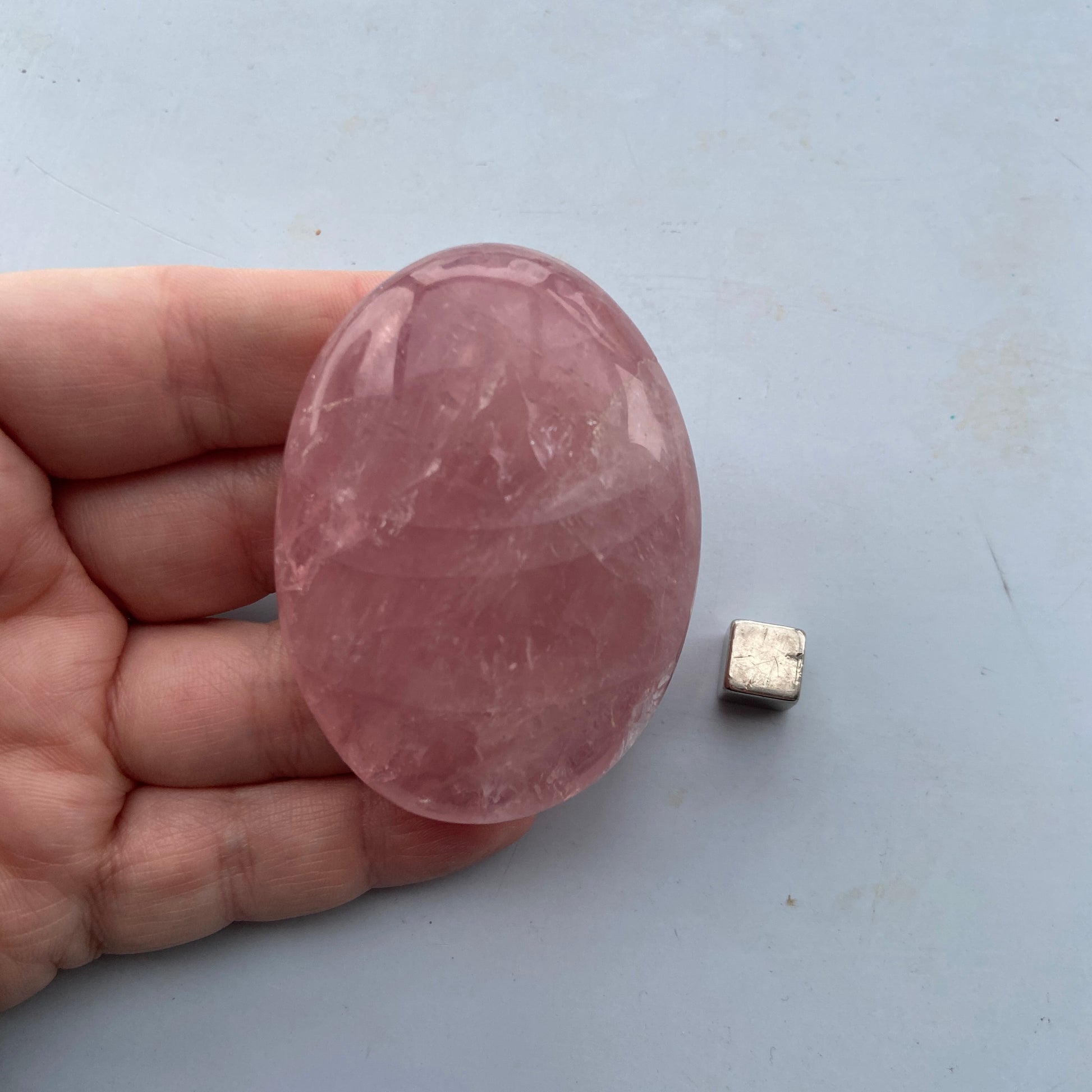 Rosakvarts palmstone der hjælper dig tilbage i din power.