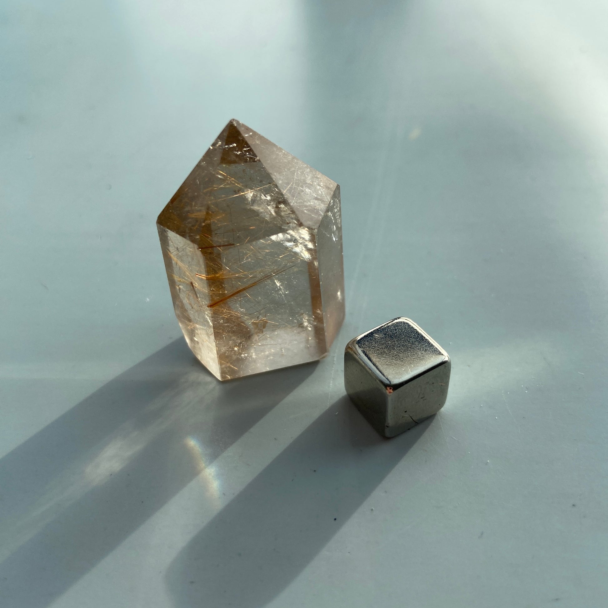 Rutilkvarts krystal – sten for manifestation, flow, transformation og spirituel udvikling