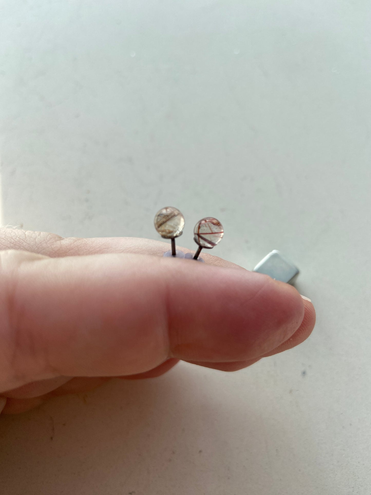 Rutilkvarts ørestikker der styrker manifestation og sjælsformål.