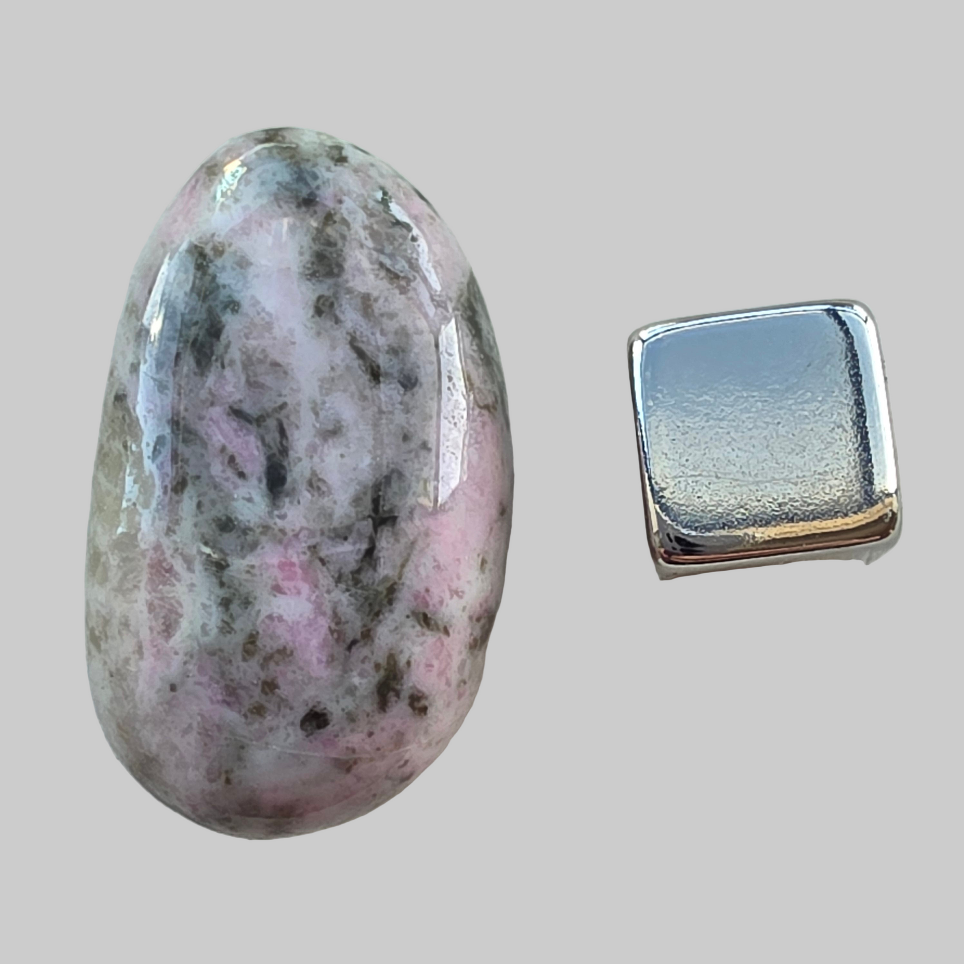 Saussurit krystal – sten til hjertets energi og genfødsel