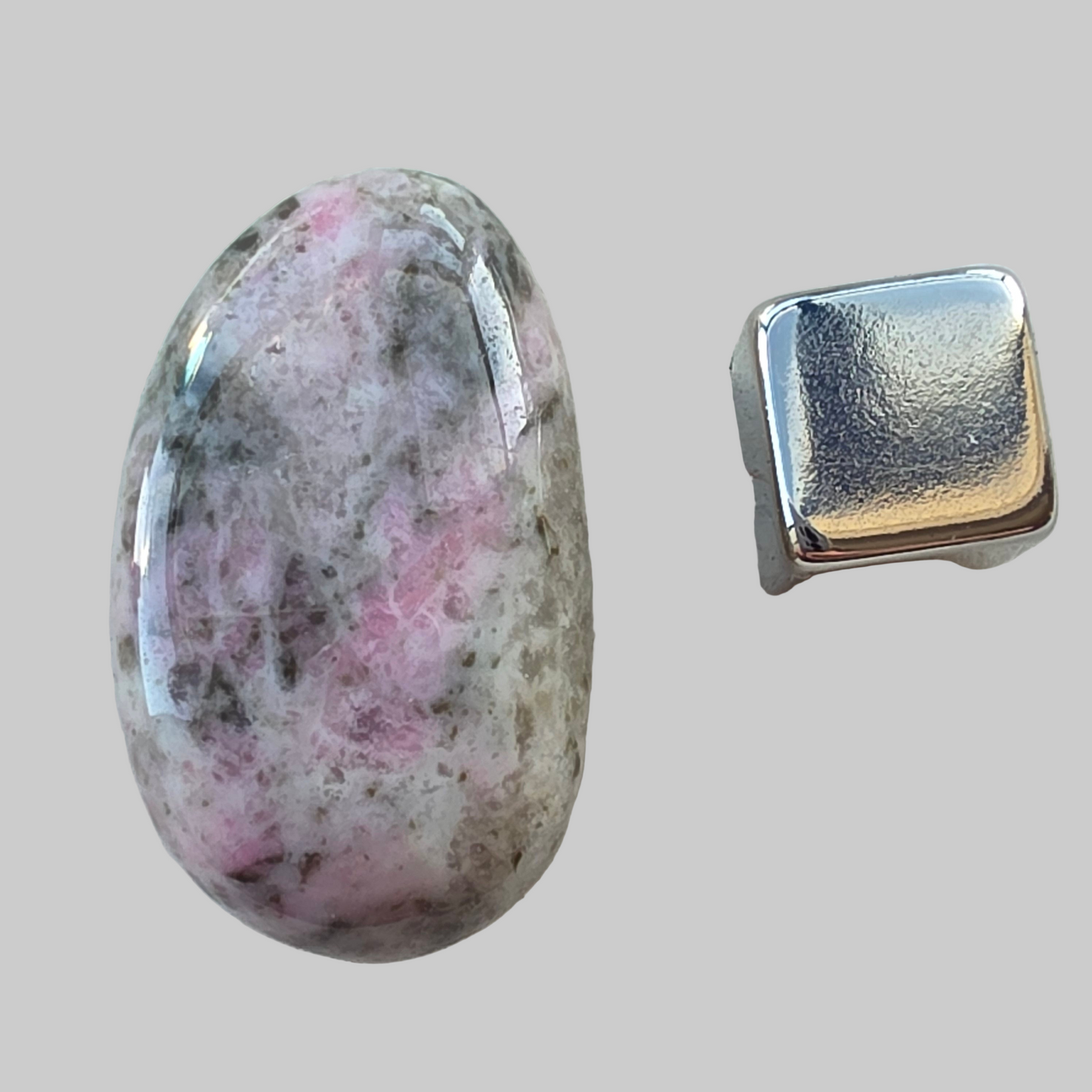 Saussurit krystal – sten til hjertets energi og genfødsel