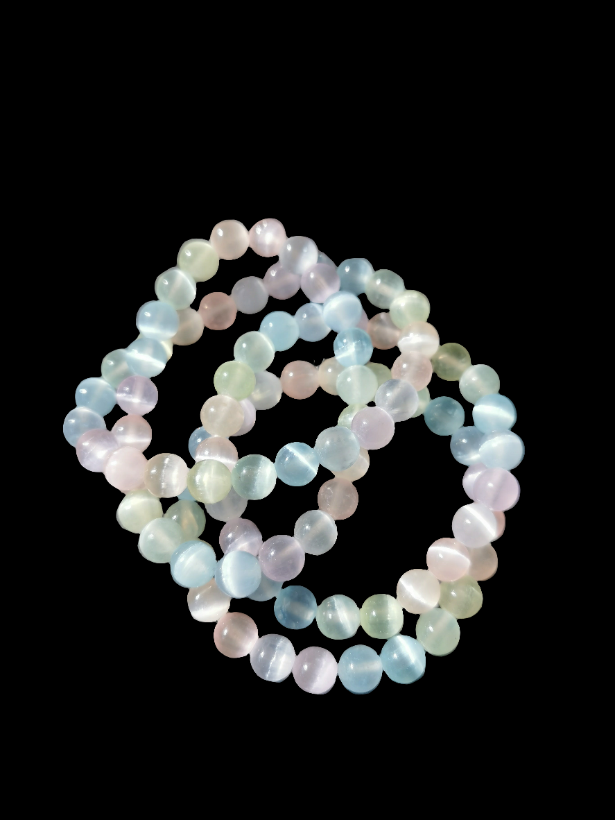 Pastelfarvet selenit armbånd med engleenergi og rensning.