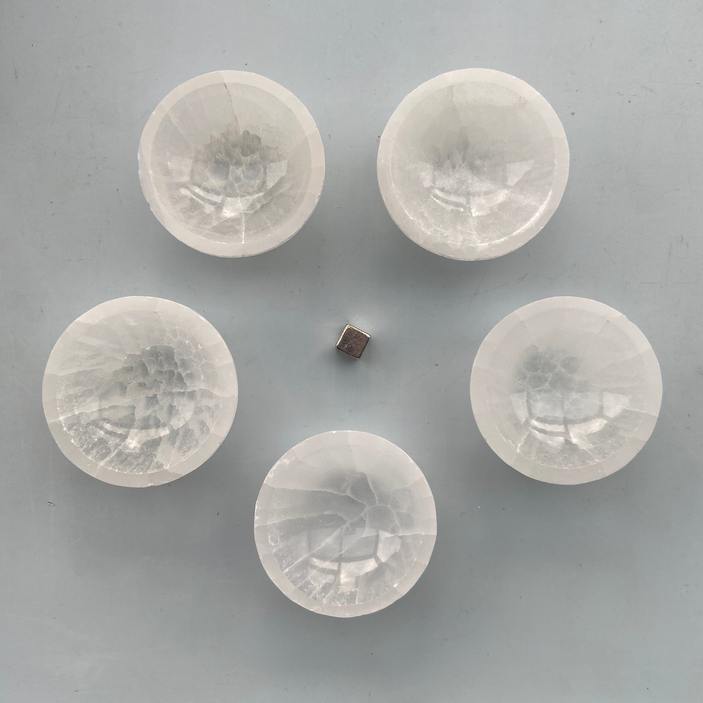 Selenit krystal – forbind dig til englebevidsthed og spirituel vejledning, bringer lys og klarhed.