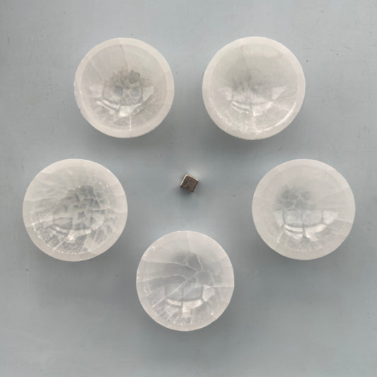 Selenit krystal – forbind dig til englebevidsthed og spirituel vejledning, bringer lys og klarhed.