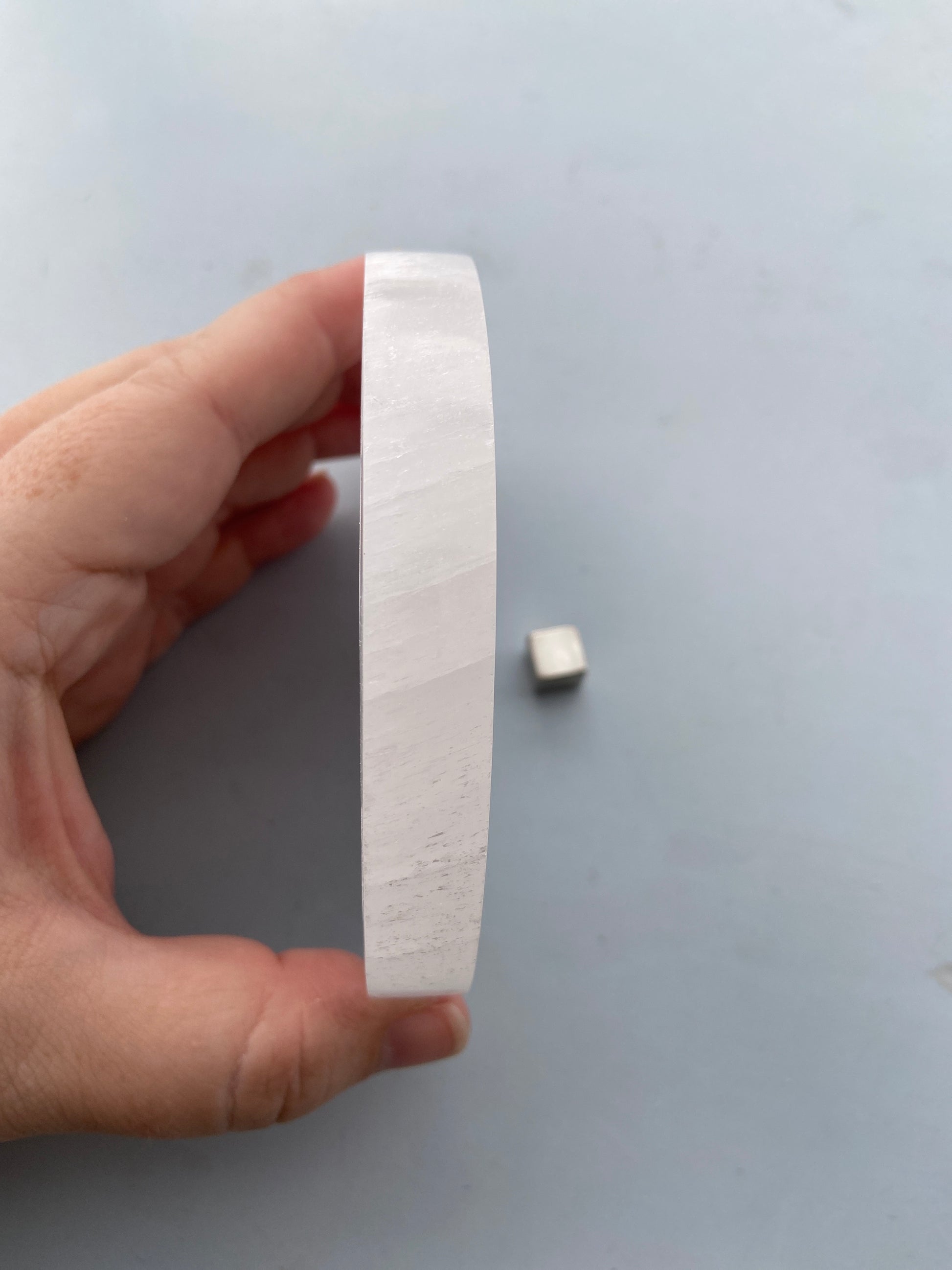 Selenit til rensning af energifelt og aura.