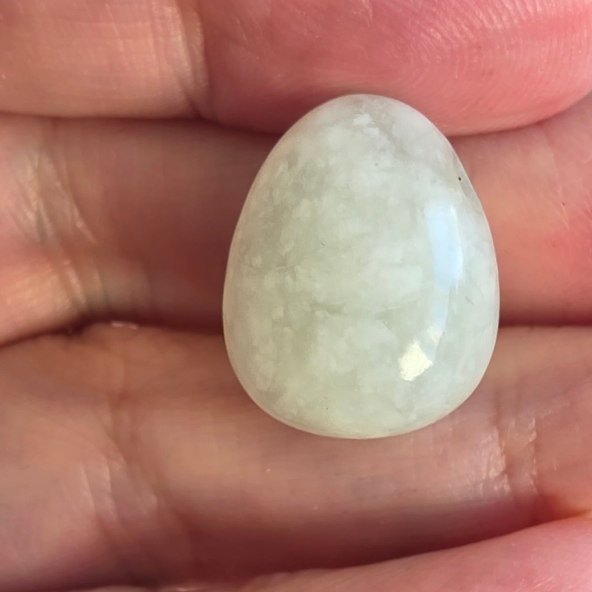 Serpentin grøn vedhæng som balancerer og aktiverer halschakraet.