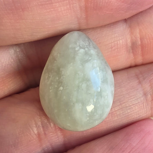 Grønt serpentin vedhæng – spirituelt smykke med balancerende energi.