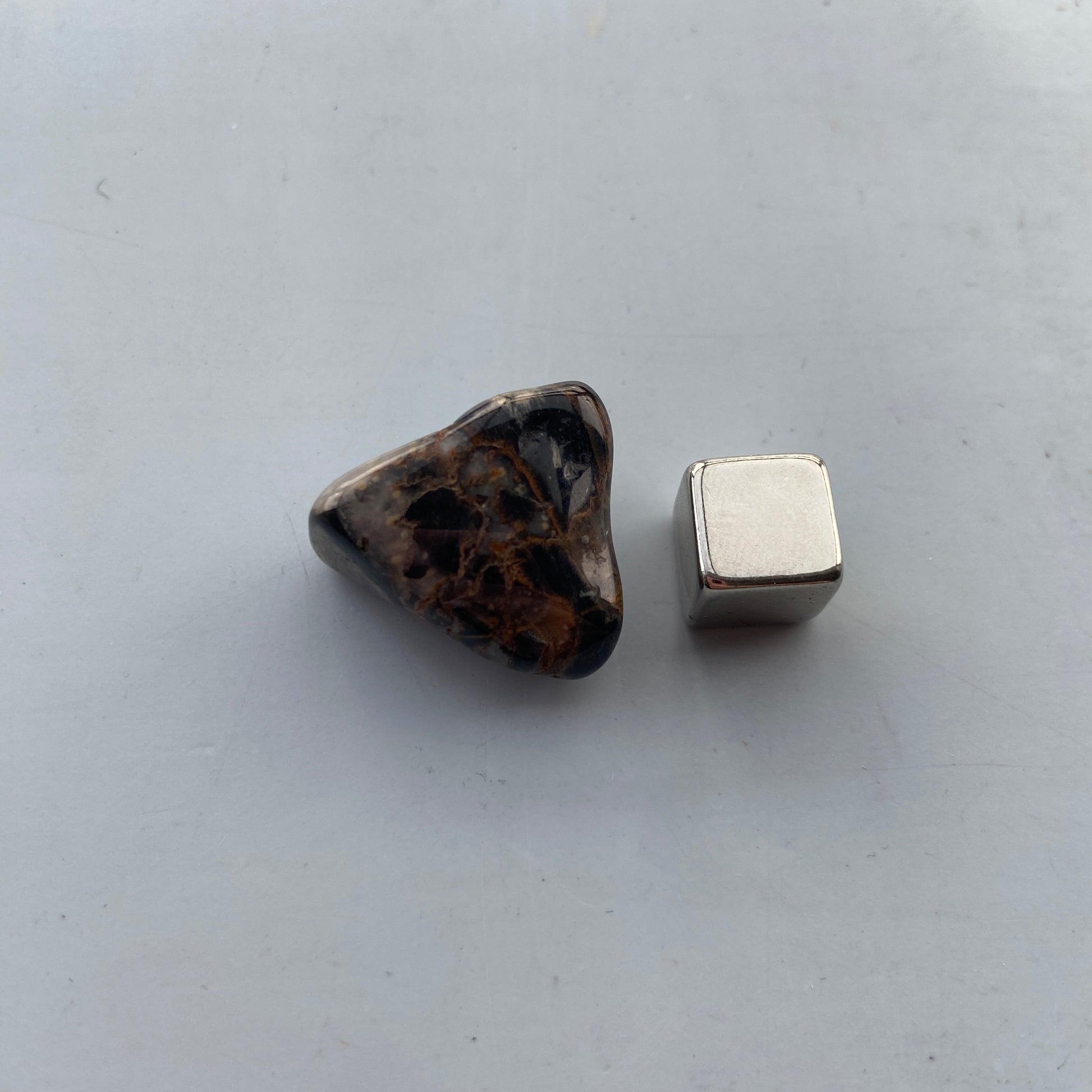 Silver Leaf Jaspis krystal – skaber ro, grounding og følelsesmæssig stabilitet