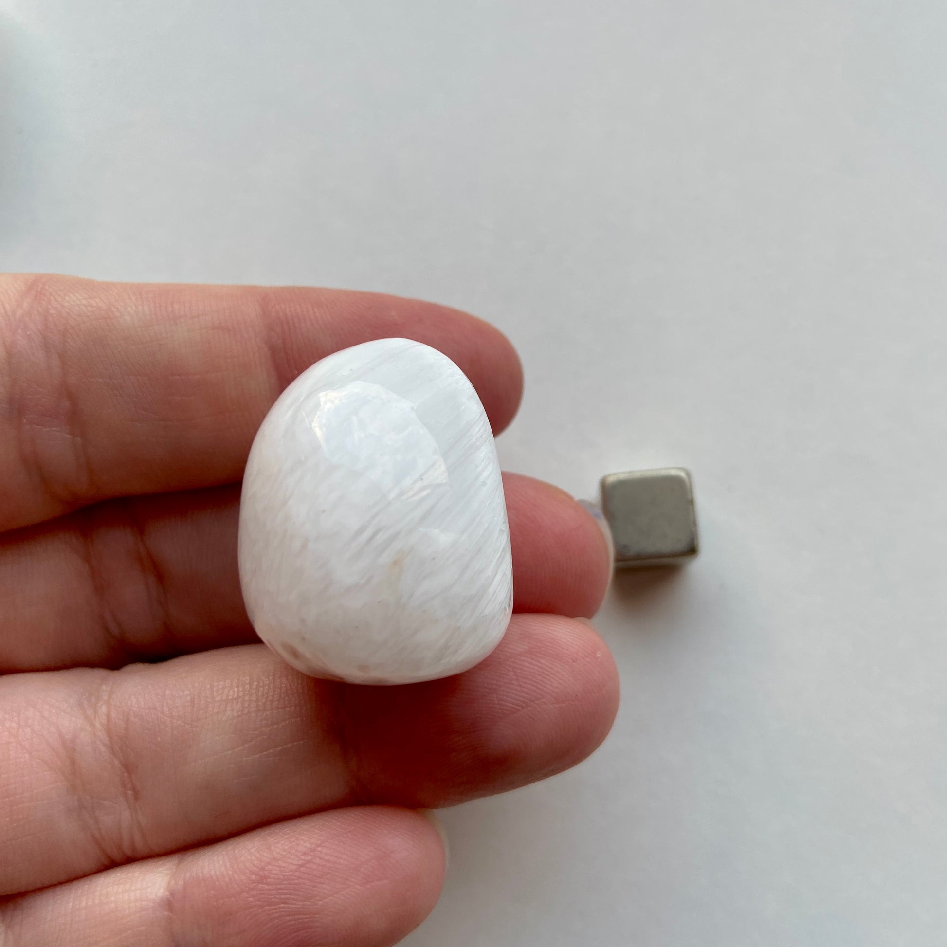 Skolezit krystal til aktivering og balance af kronechakraet.