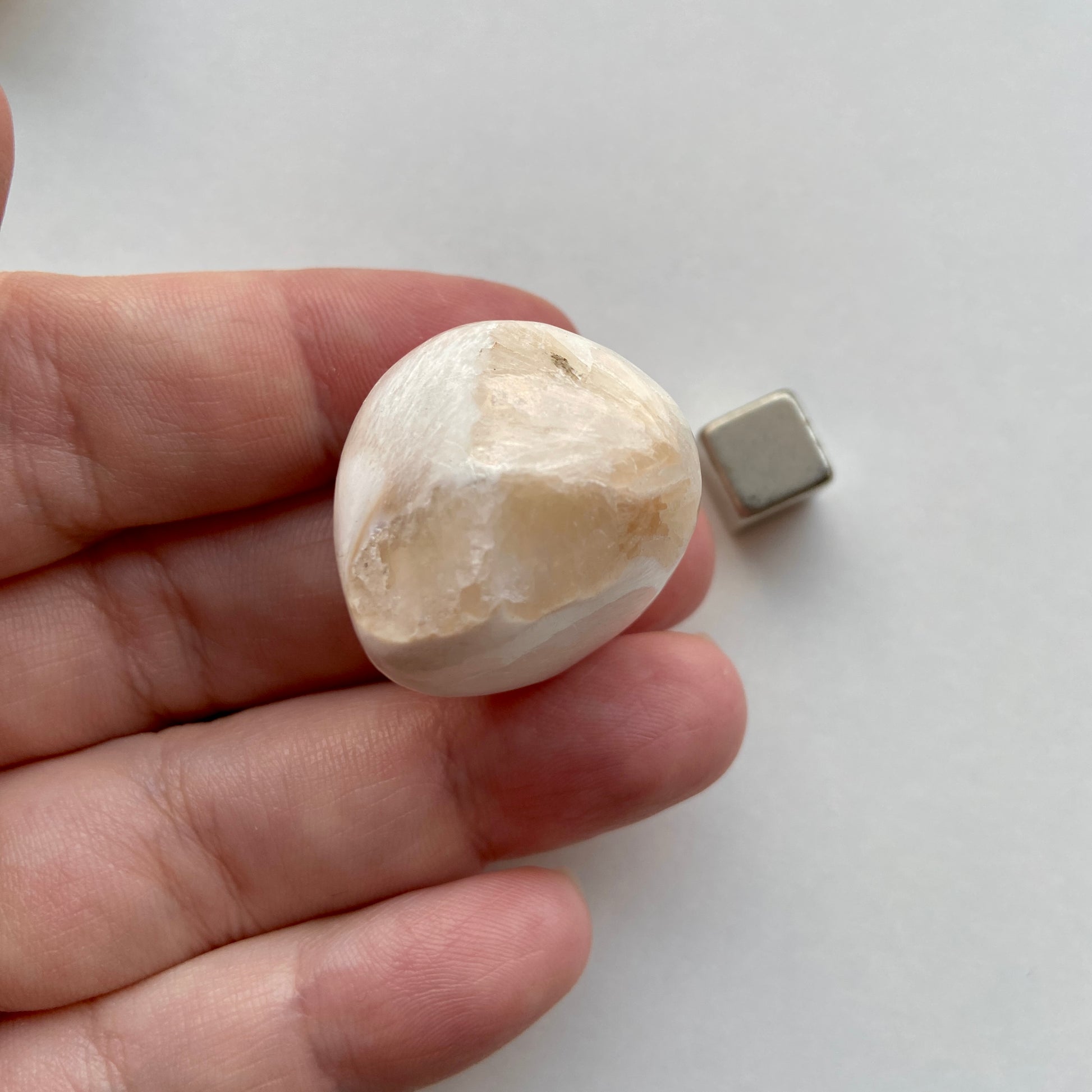 Naturlig skolezit krystal der støtter indre ro og fred.