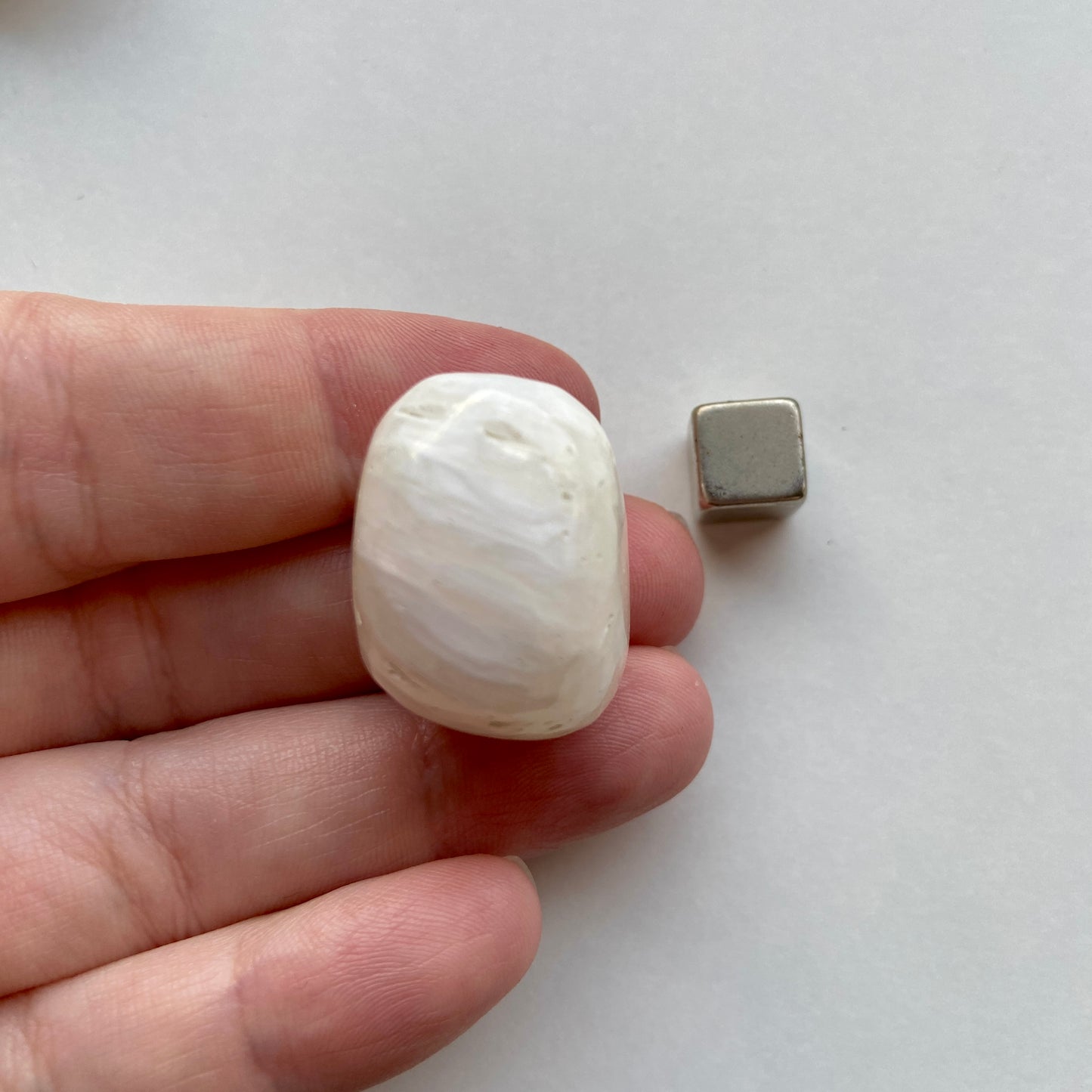 Skolezit krystal med energi af ro og afslapning.