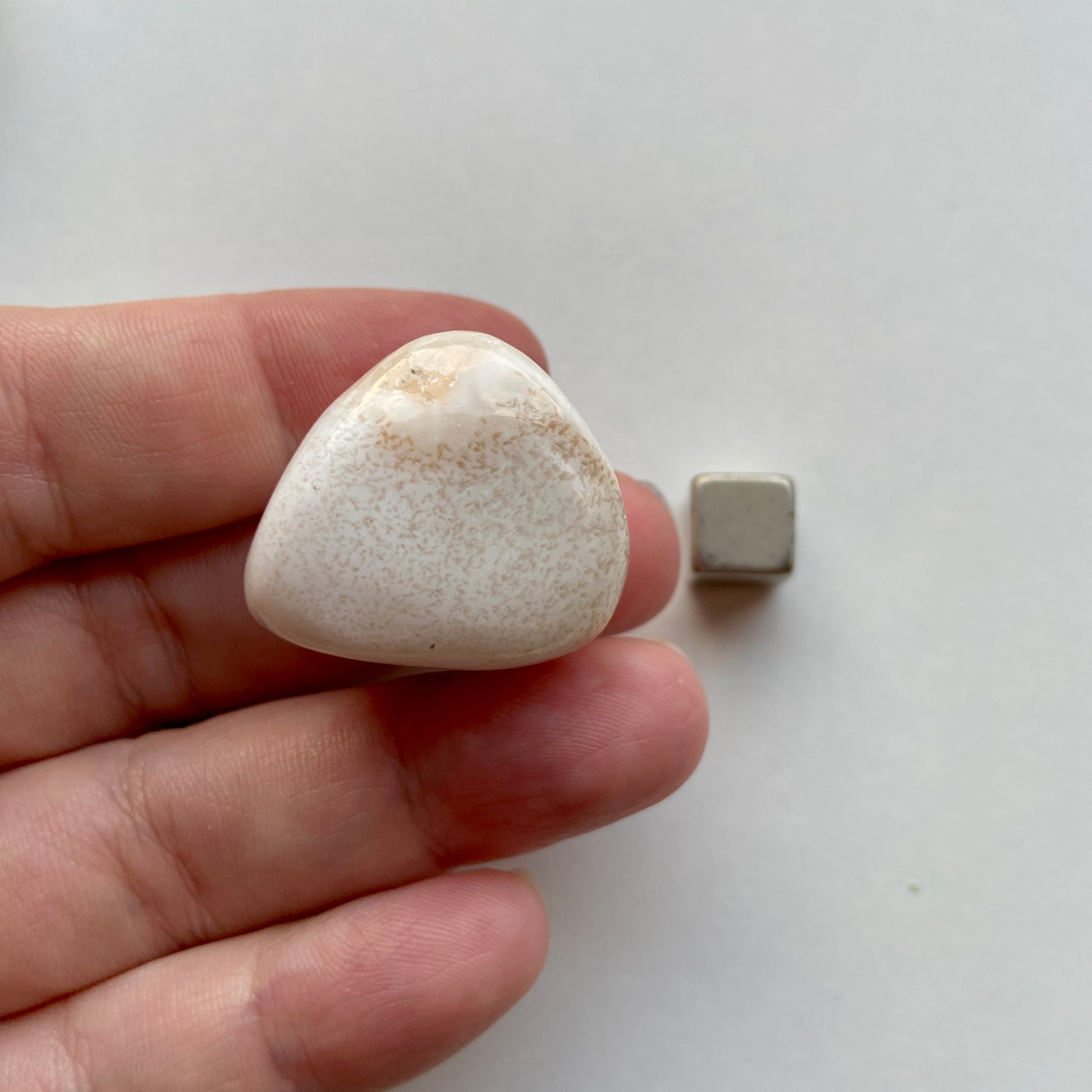 Skolezit krystal med beroligende energi og spirituel klarhed.