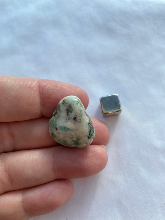 Smaragd krystaller – styrker kærlighed, energi og harmoni i hjertechakraet