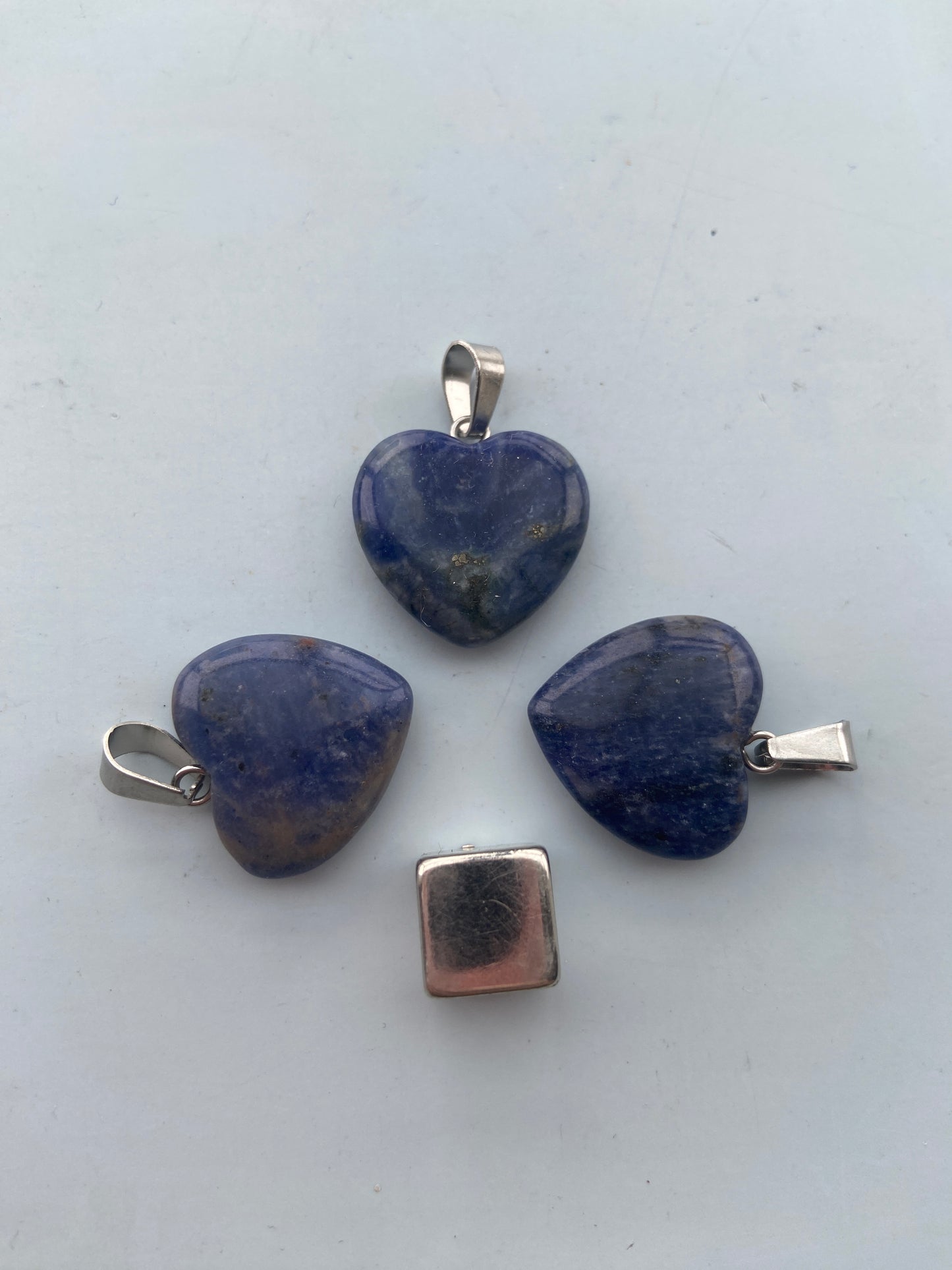 Sodalit – beroligende energi, der dæmper et overaktivt sind.