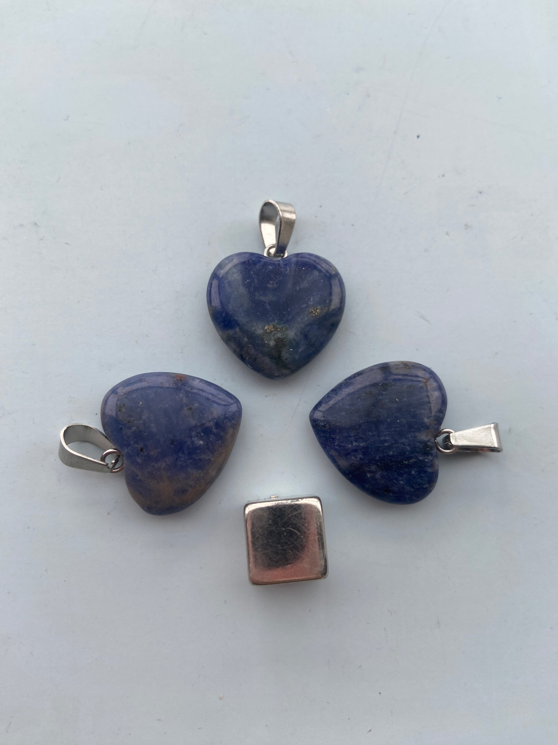 Sodalit – beroligende energi, der dæmper et overaktivt sind.