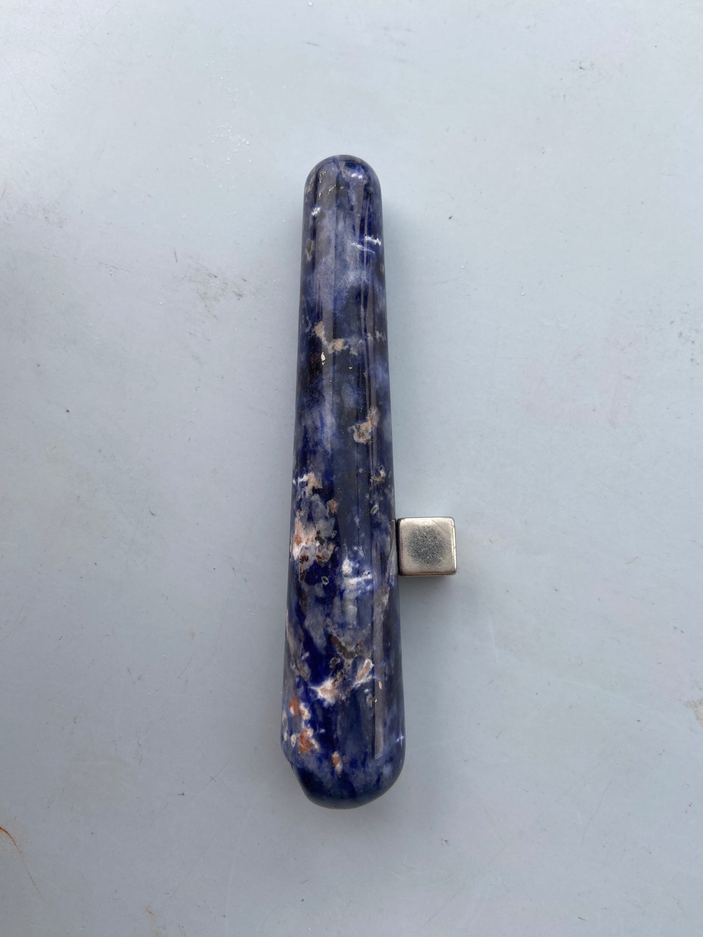 Sodalit krystal der styrker klar kommunikation og selvudtryk.