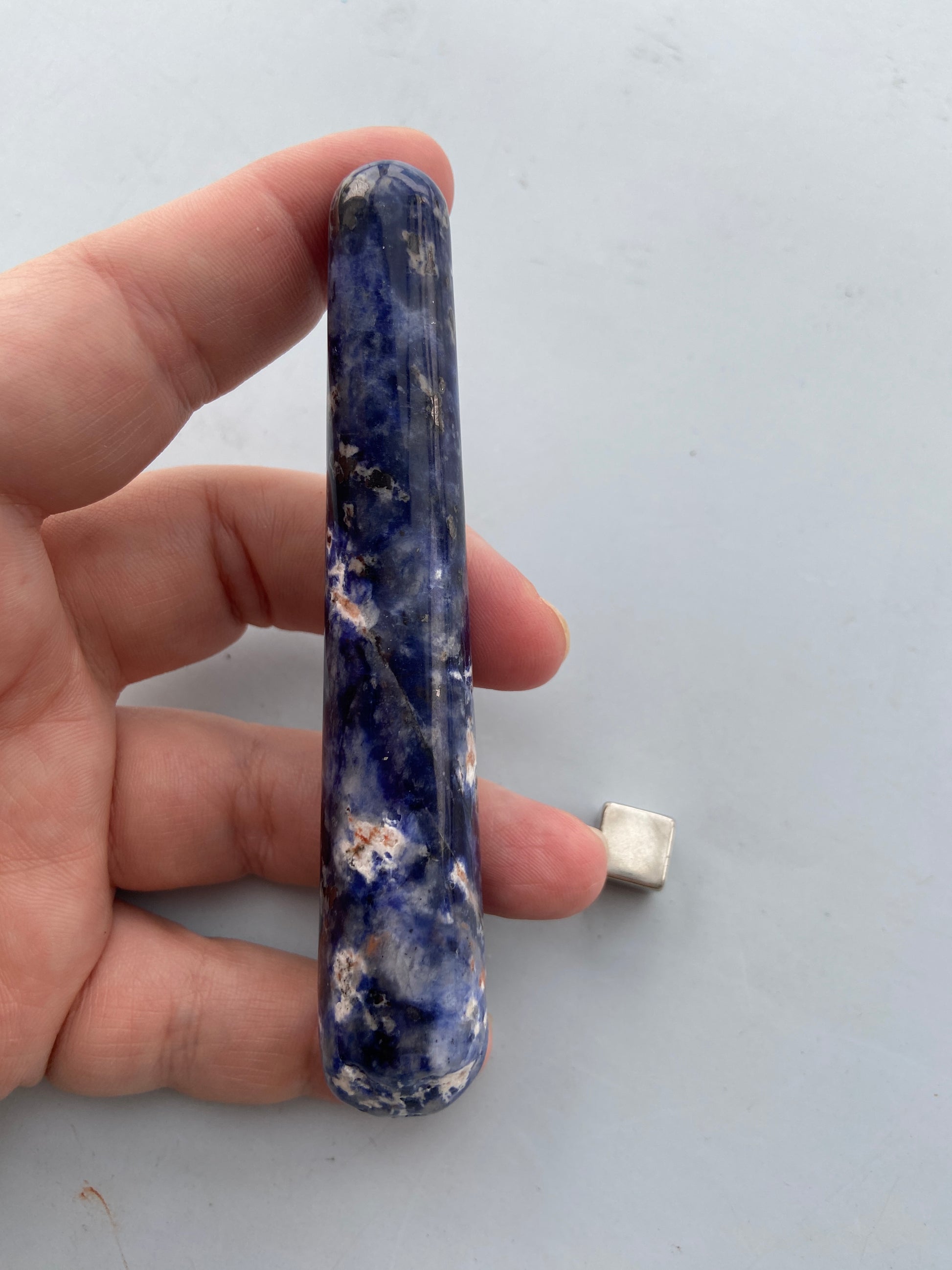 Sodalit sten der stimulerer logik, intellekt og rationel tænkning.