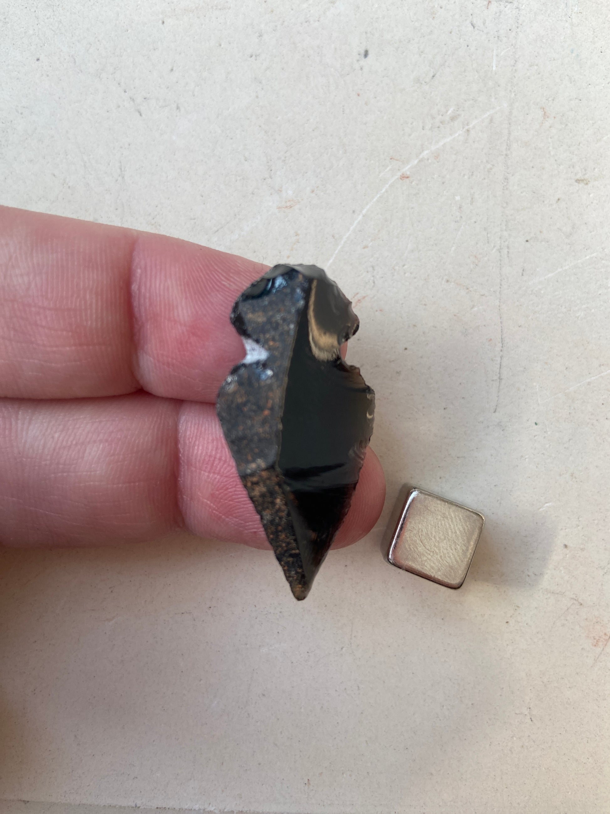 Obsidian sort der renser auraen og skaber energetisk skjold.