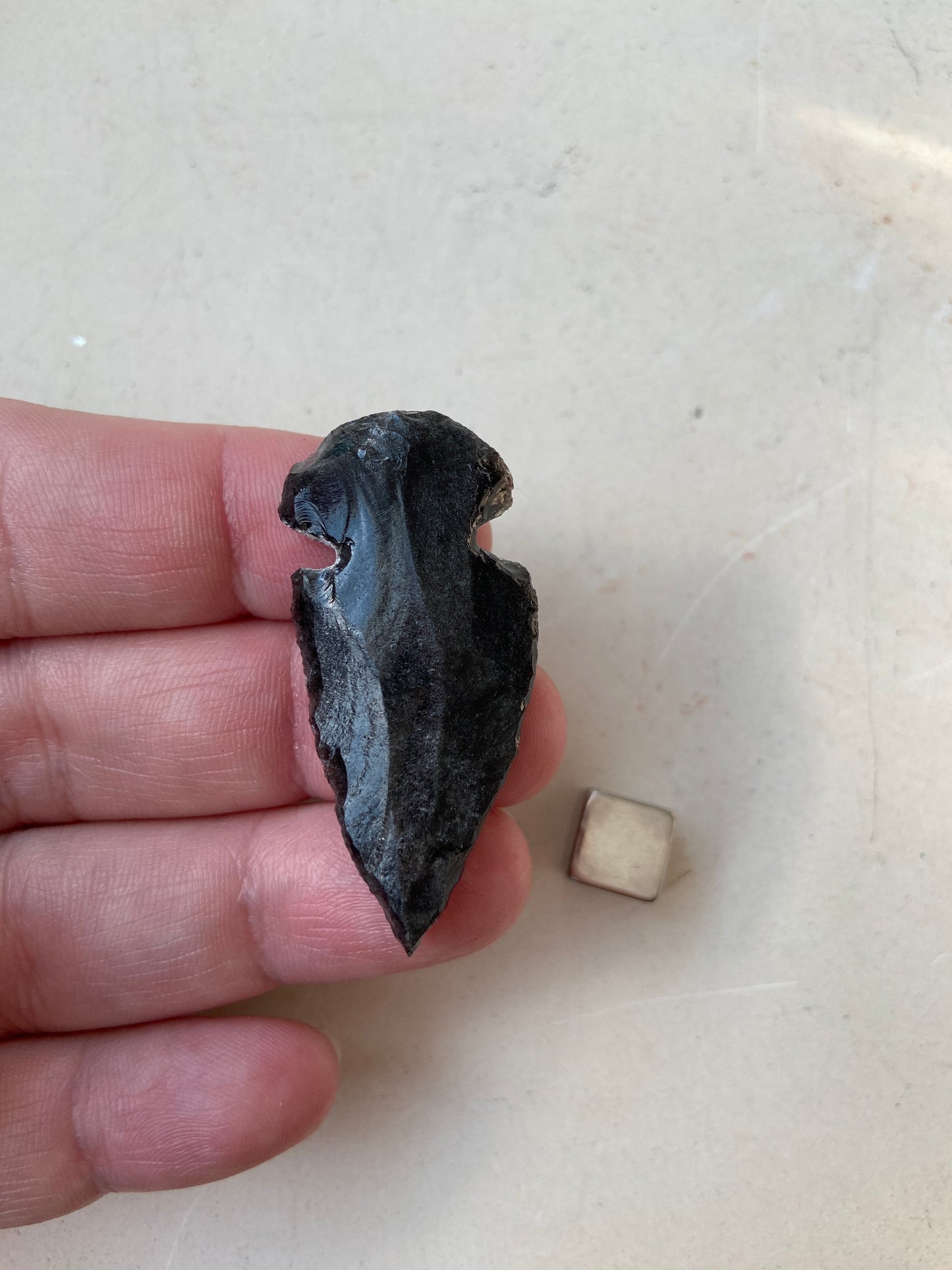 Obsidian sort til aura-rensning og dyb jordforbindelse.