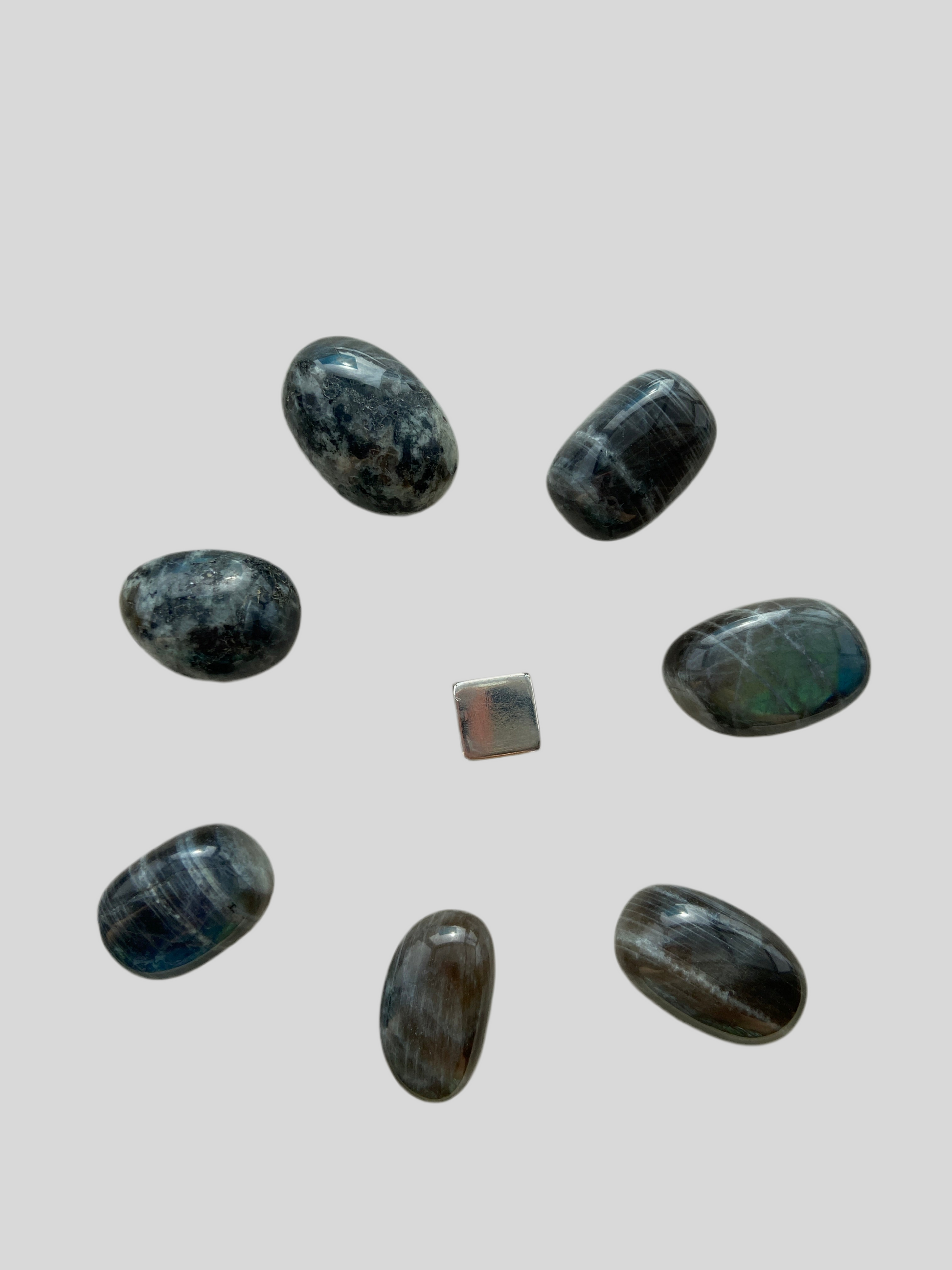 Spektrolit – sjælden finsk labradorit med nordlysenergi og magisk farvespil.