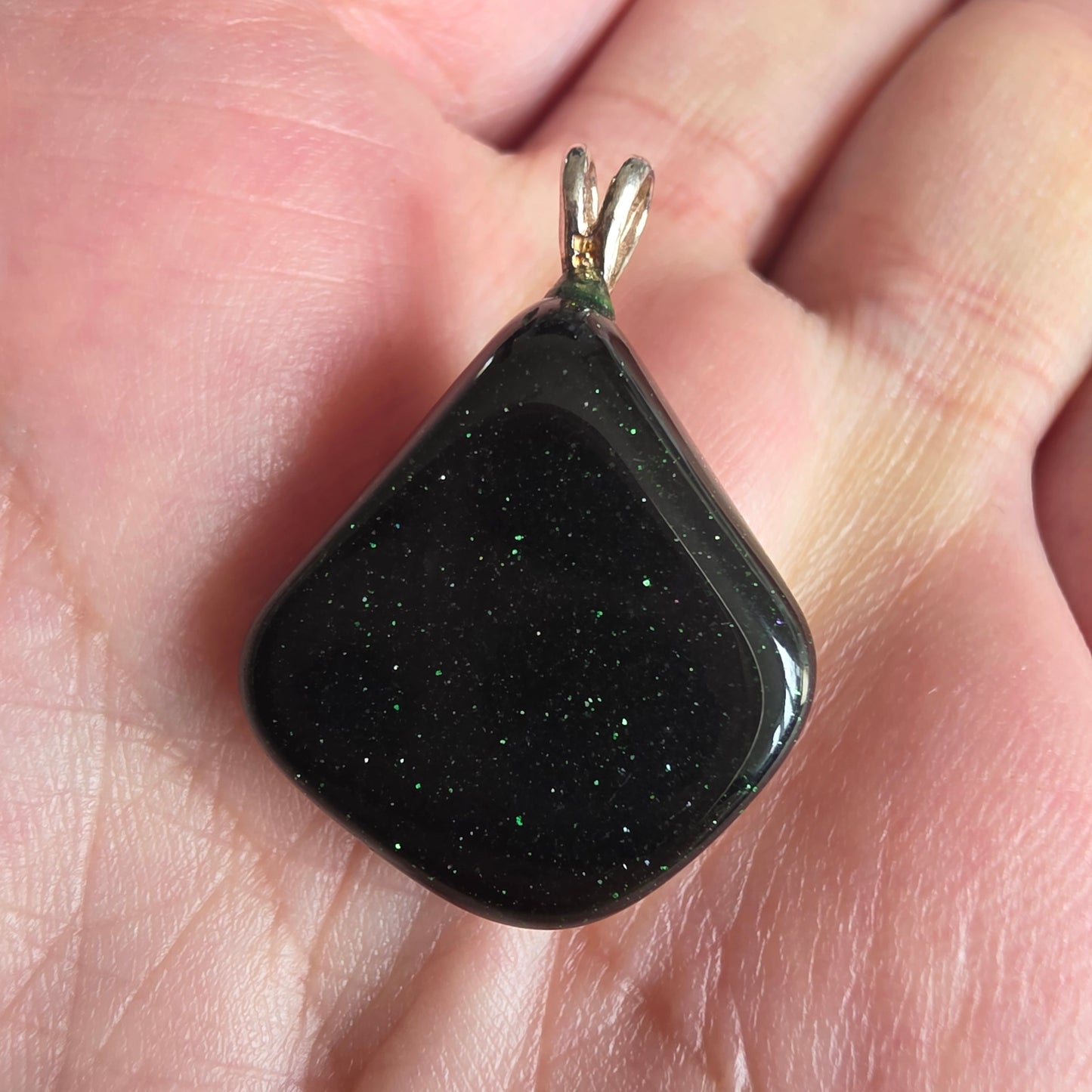 Grøn stjernesten smykke i sølv med smukke glimt og opløftende energi.