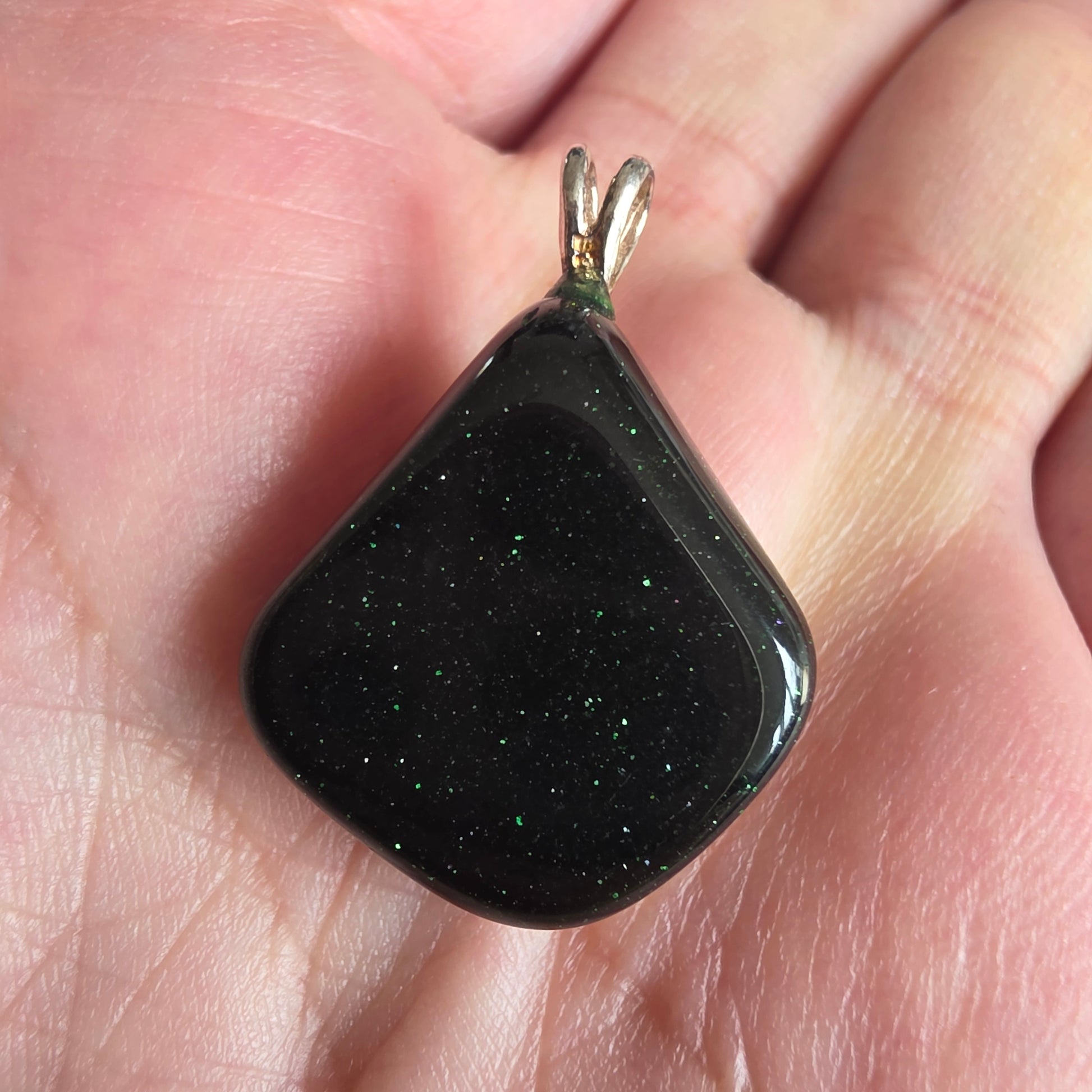 Grøn stjernesten smykke i sølv med smukke glimt og opløftende energi.