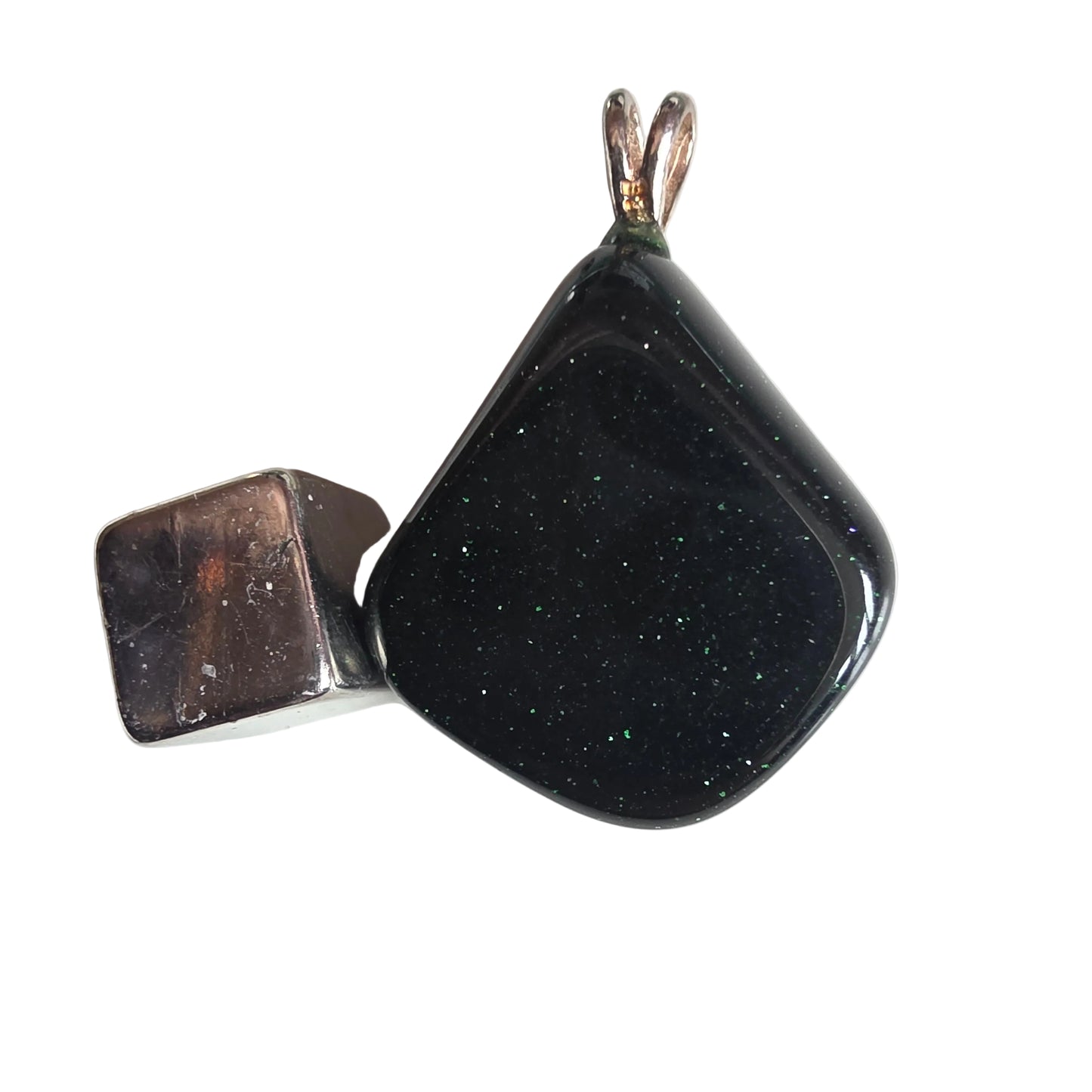 Grøn stjernesten vedhæng i sølv med glitrende effekt og energi for håb og balance.