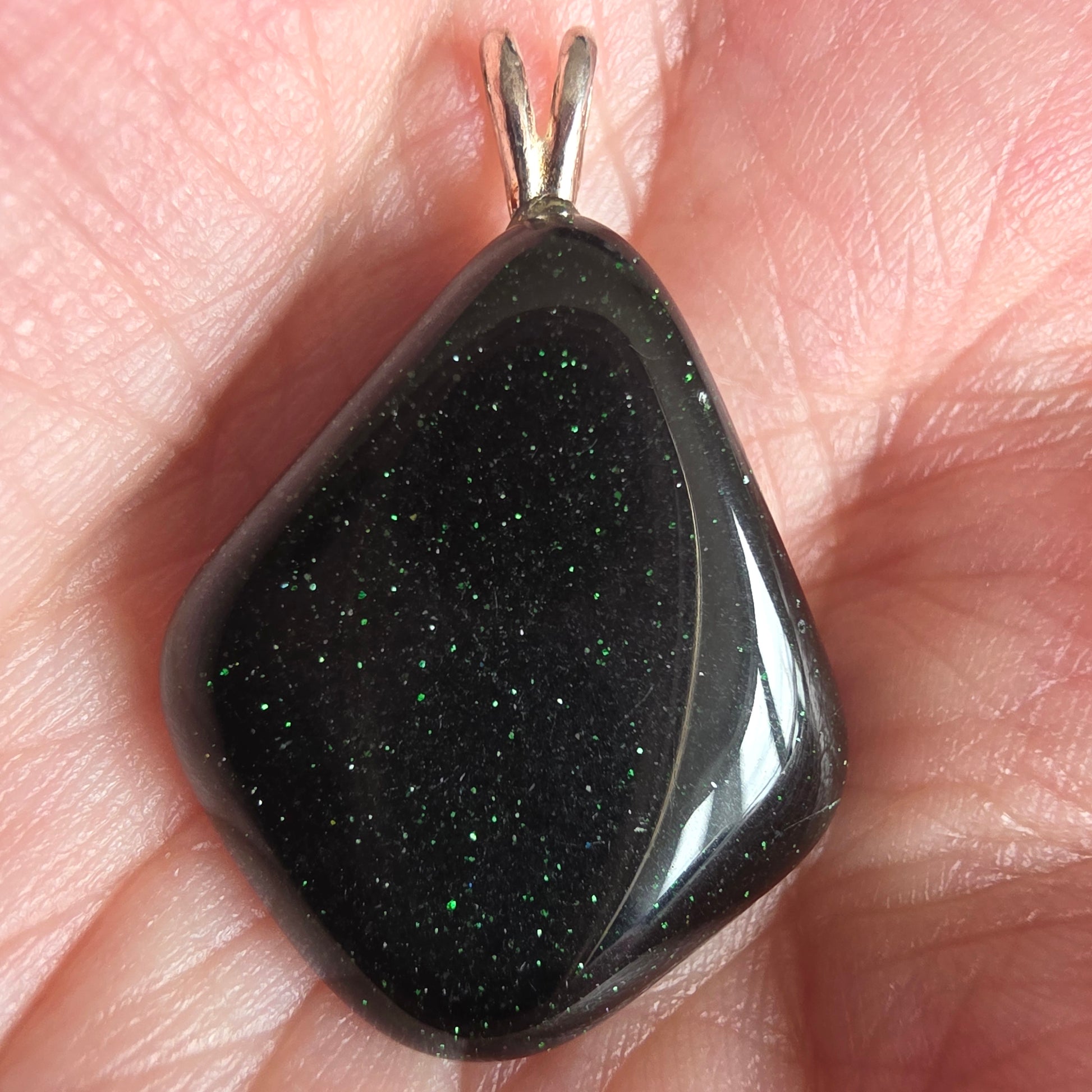 Vedhæng med grøn stjernesten der fremmer håb, kærlighed og motivation.