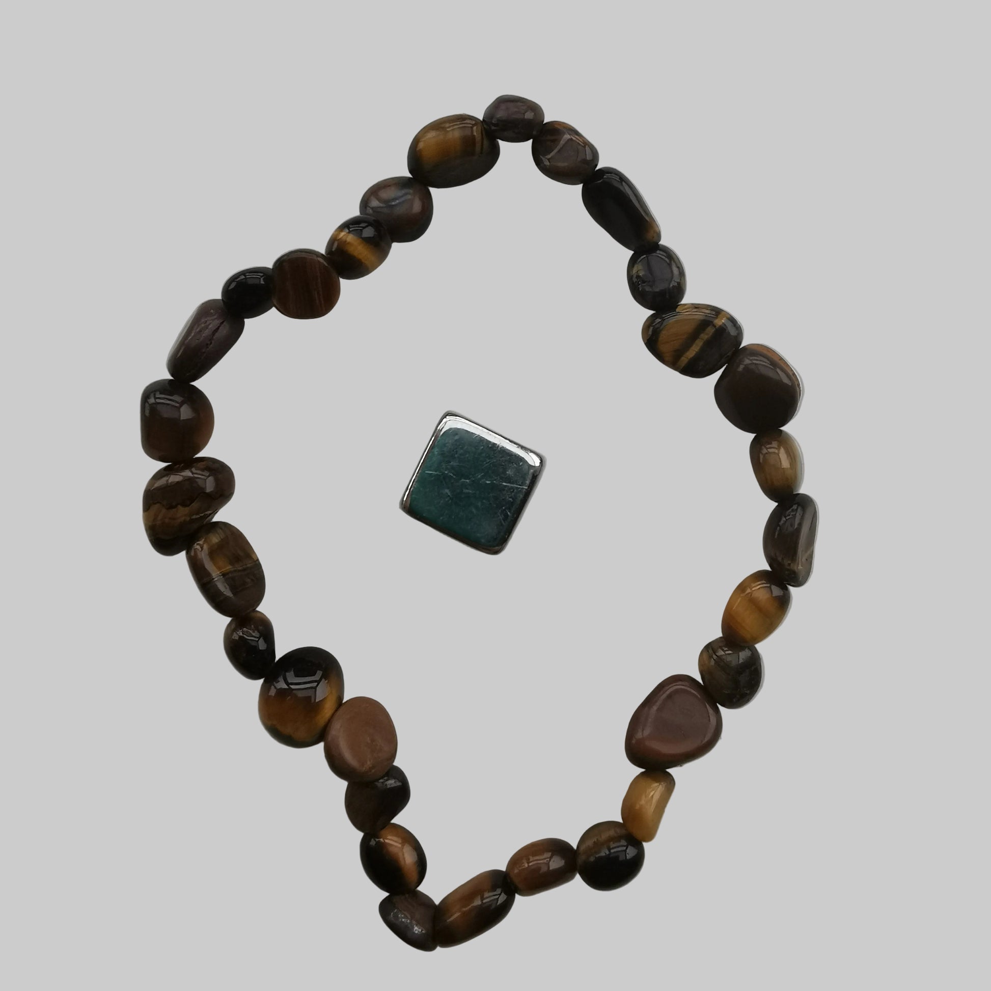 Tigerøje armbånd med gyldne og brune nuancer for mod og fokus.