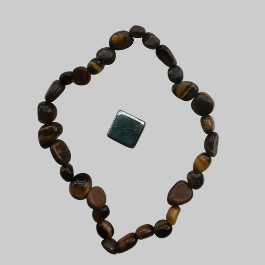 Tigerøje armbånd med gyldne og brune nuancer for mod og fokus.