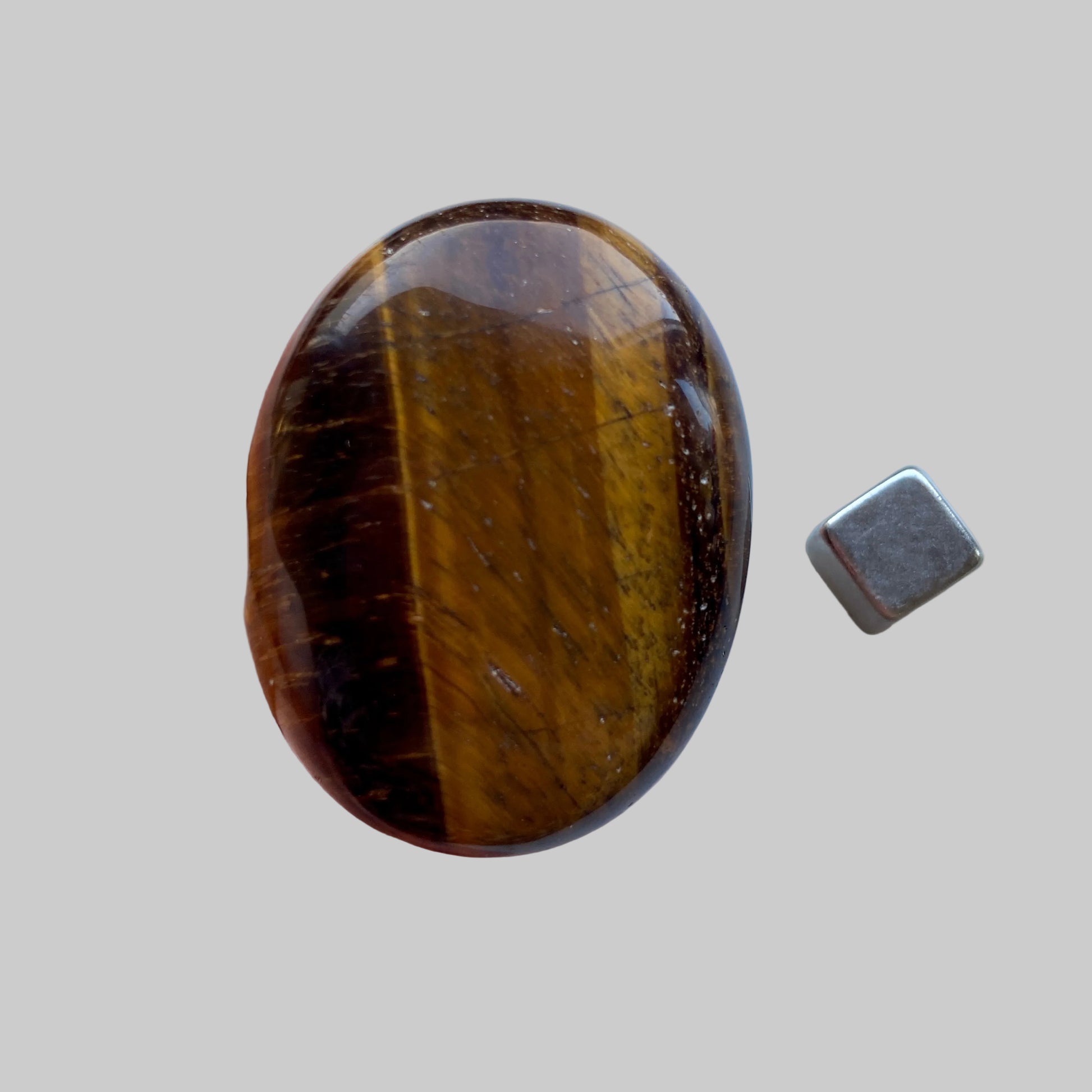 Tigerjern palmstone med styrkende og beskyttende energi.