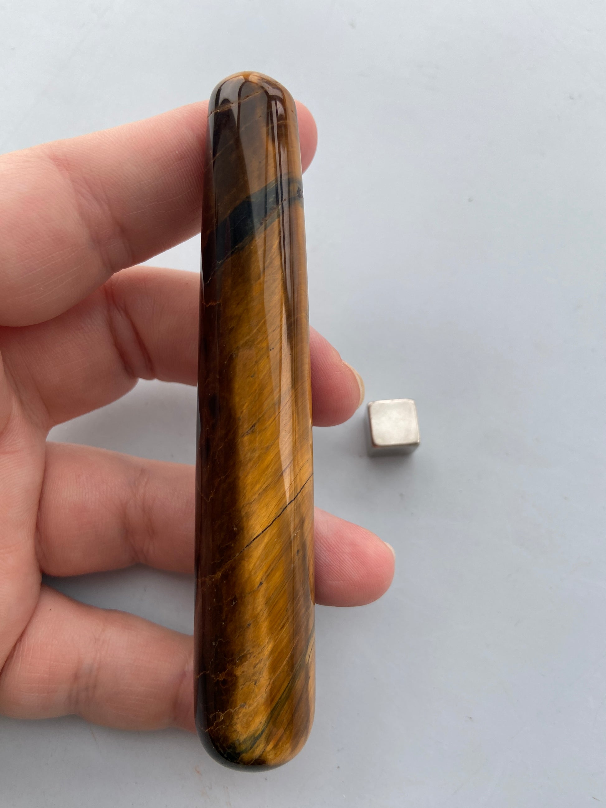 Tigerøje krystal der aktiverer solar plexus og styrker selvtillid.