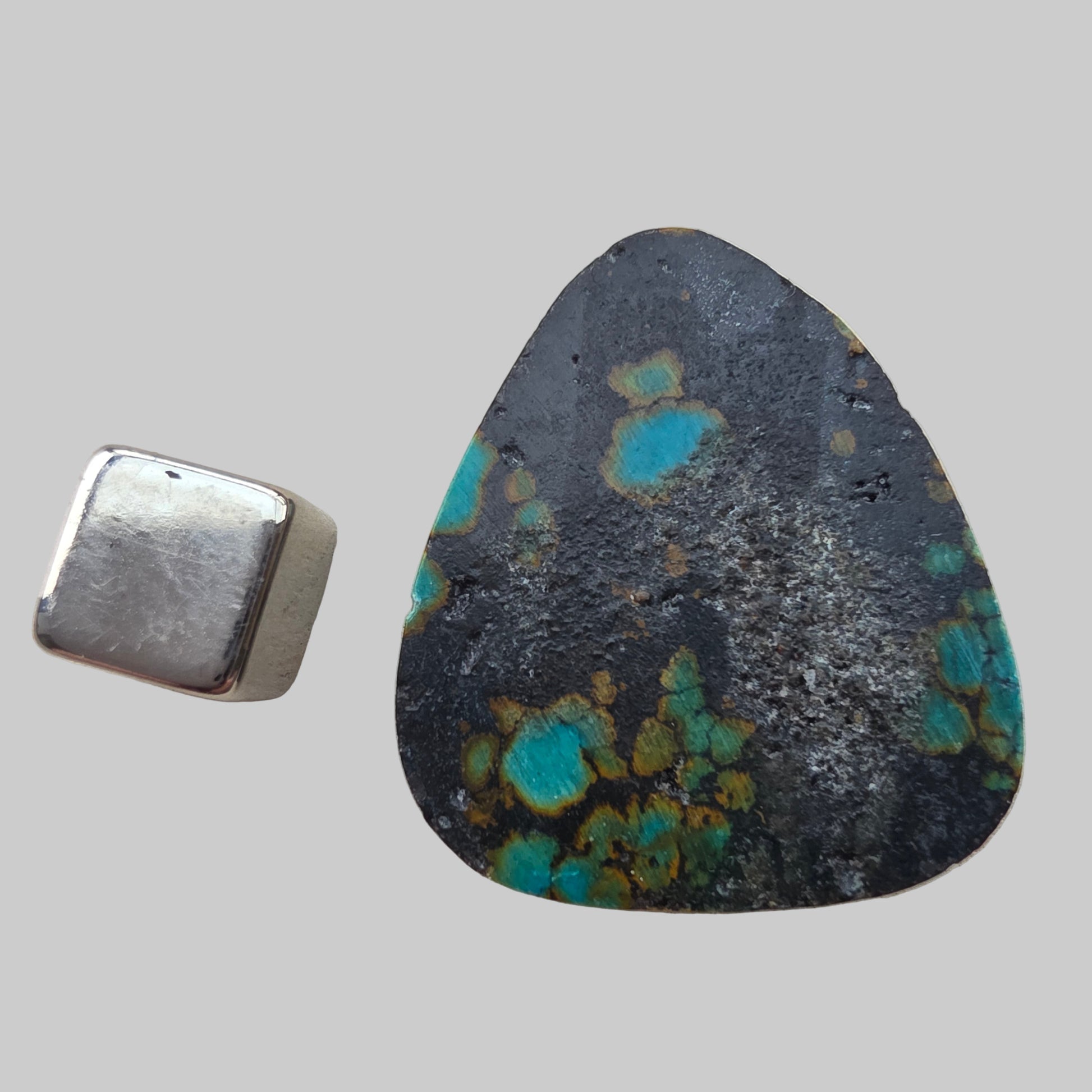 Turkis chakra sten – forbinder solar plexus, hjerte og hals for helhed, intuition og spirituel ekspansion.