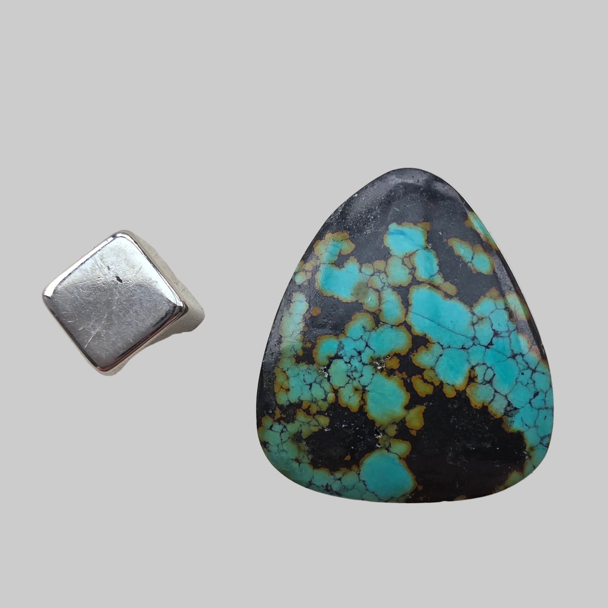 Healingsten turkis – balancerer hjerte- og halschakra, bringer fred, tillid og harmoni i relationer.