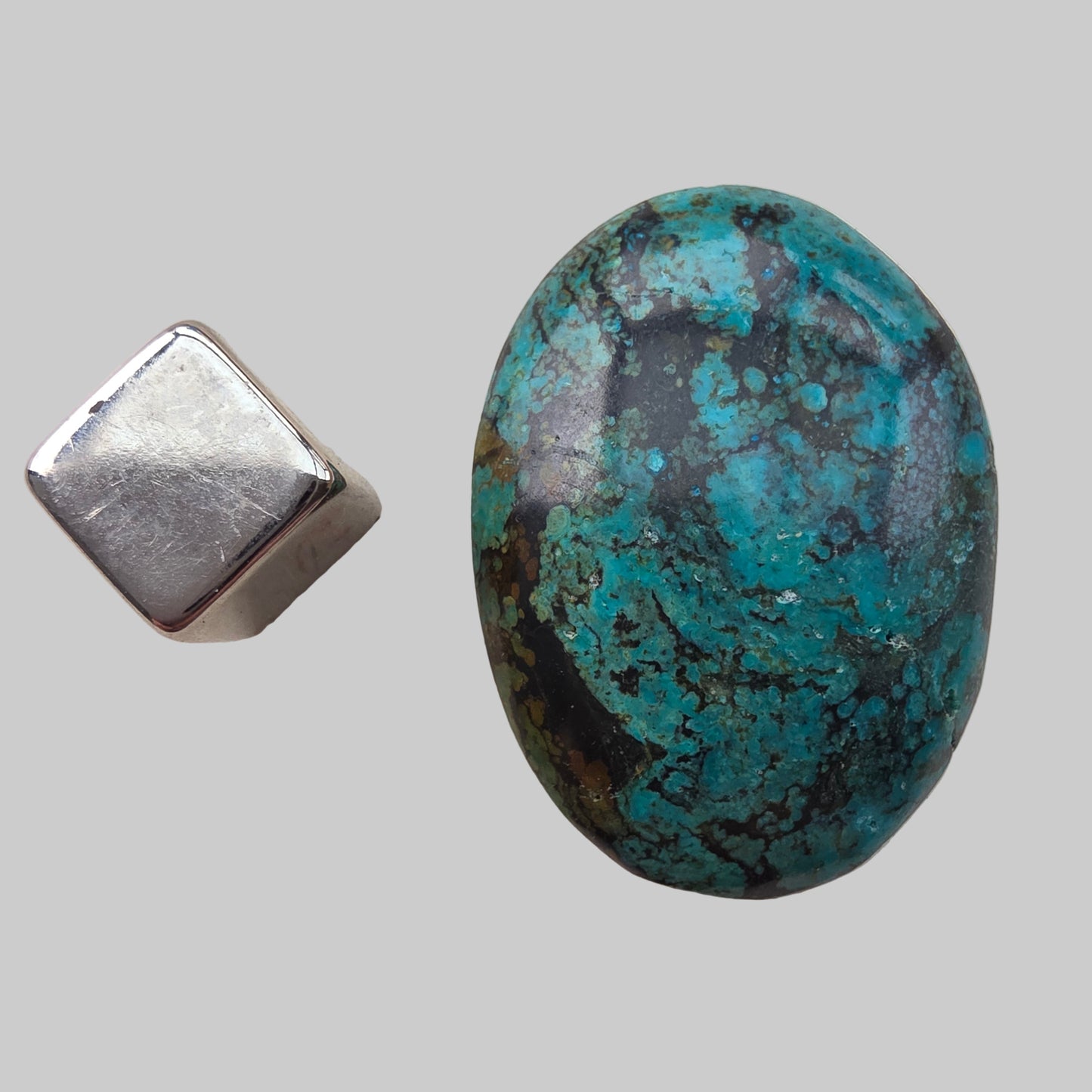 Turkis krystal – skaber indre ro, helhed og støtter ærlig kommunikation gennem halschakraet.