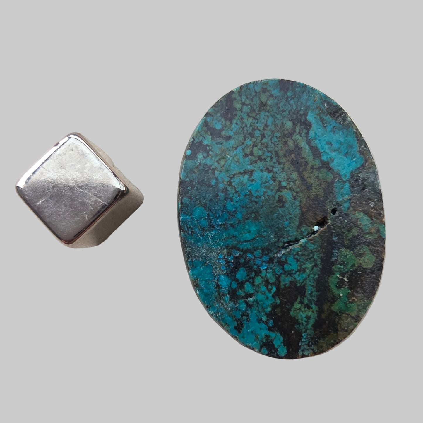 Turkis sten for hjerte- og halschakra – hjælper dig med at tale fra hjertet med klarhed og visdom.