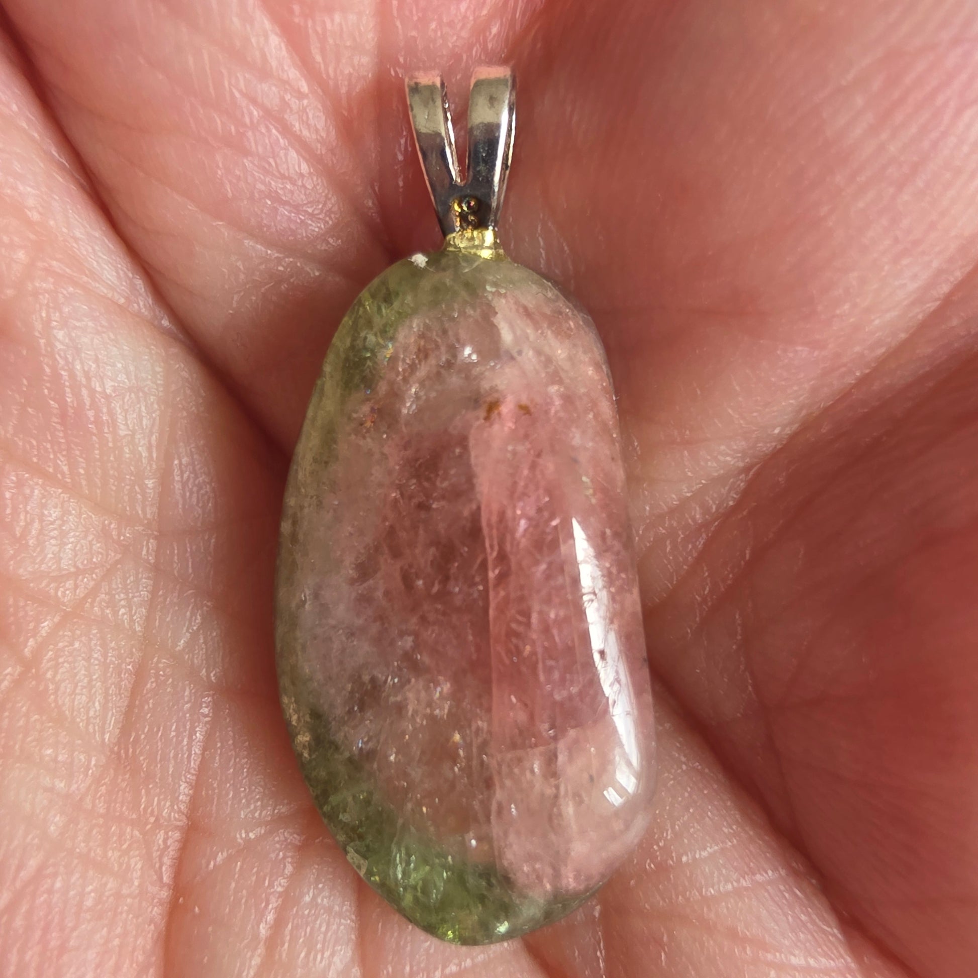 Turmalin vandmelon smykke i sølv med smuk farvekombination og blid energi.