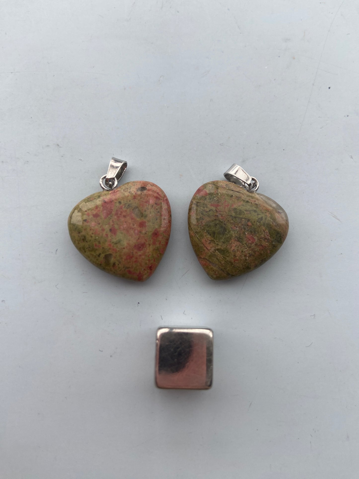 Unakit – afbalancerende krystal med grounding og stabil energi.