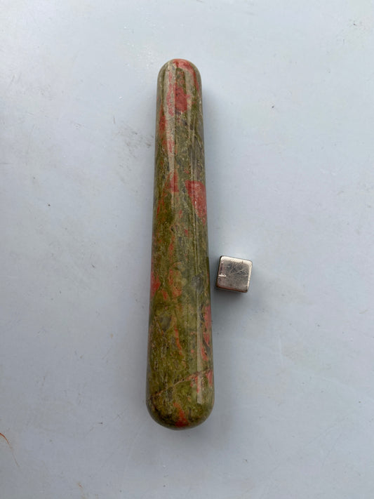 Unakit krystal der afbalancerer krop, sind og følelser.