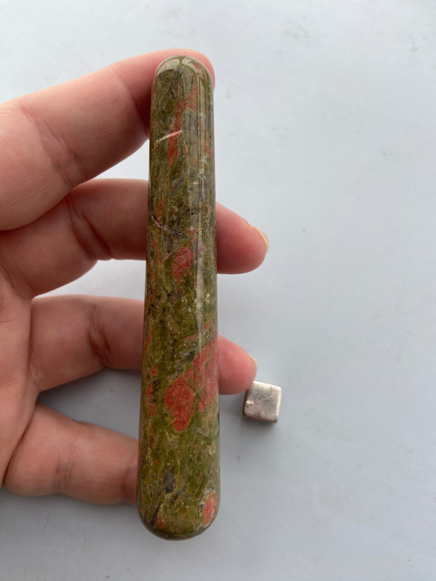 Unakit sten med stærk grounding og jordforbindelse.