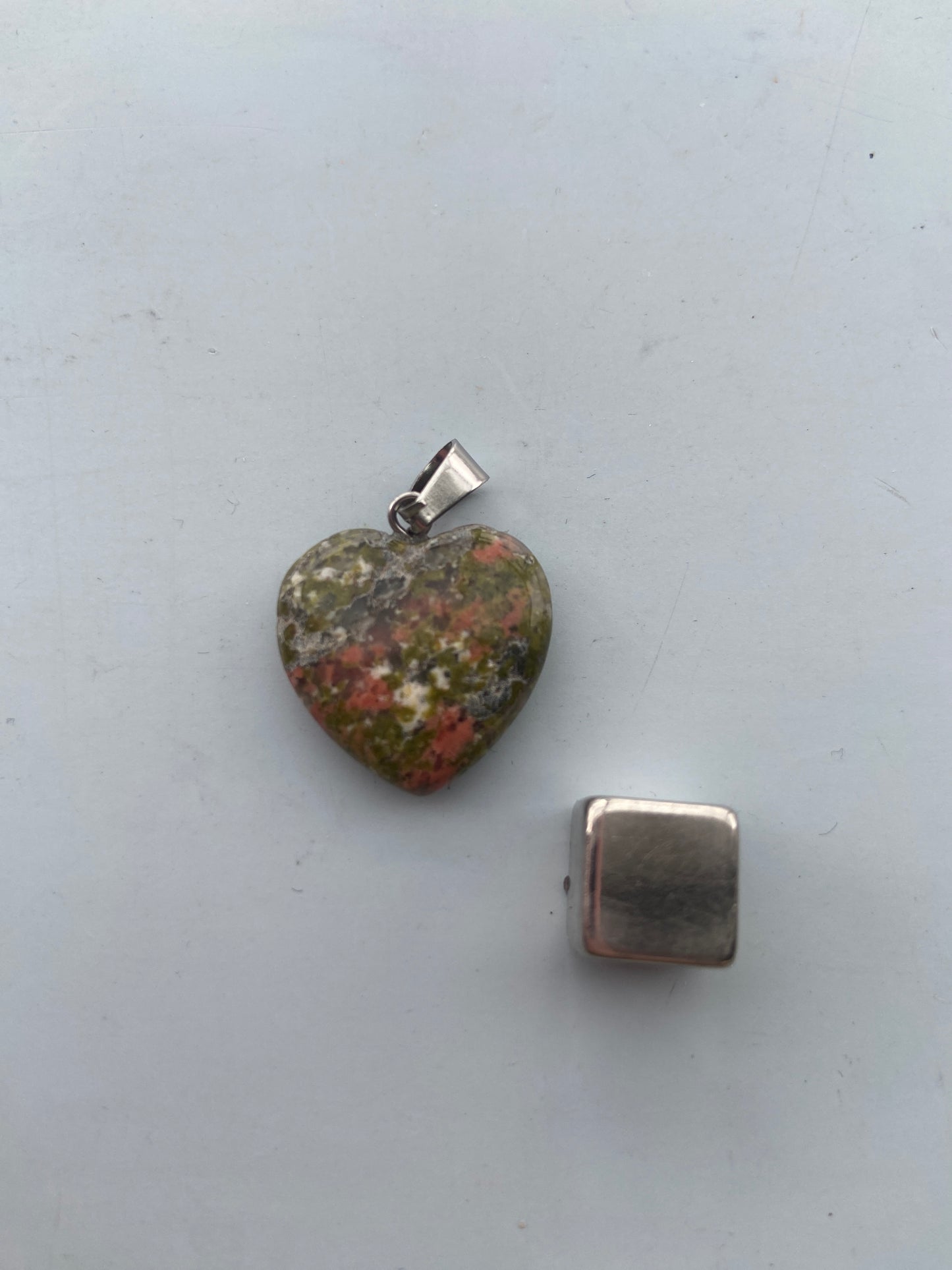 Unakite – afbalancerer følelser og krop i forandringer.